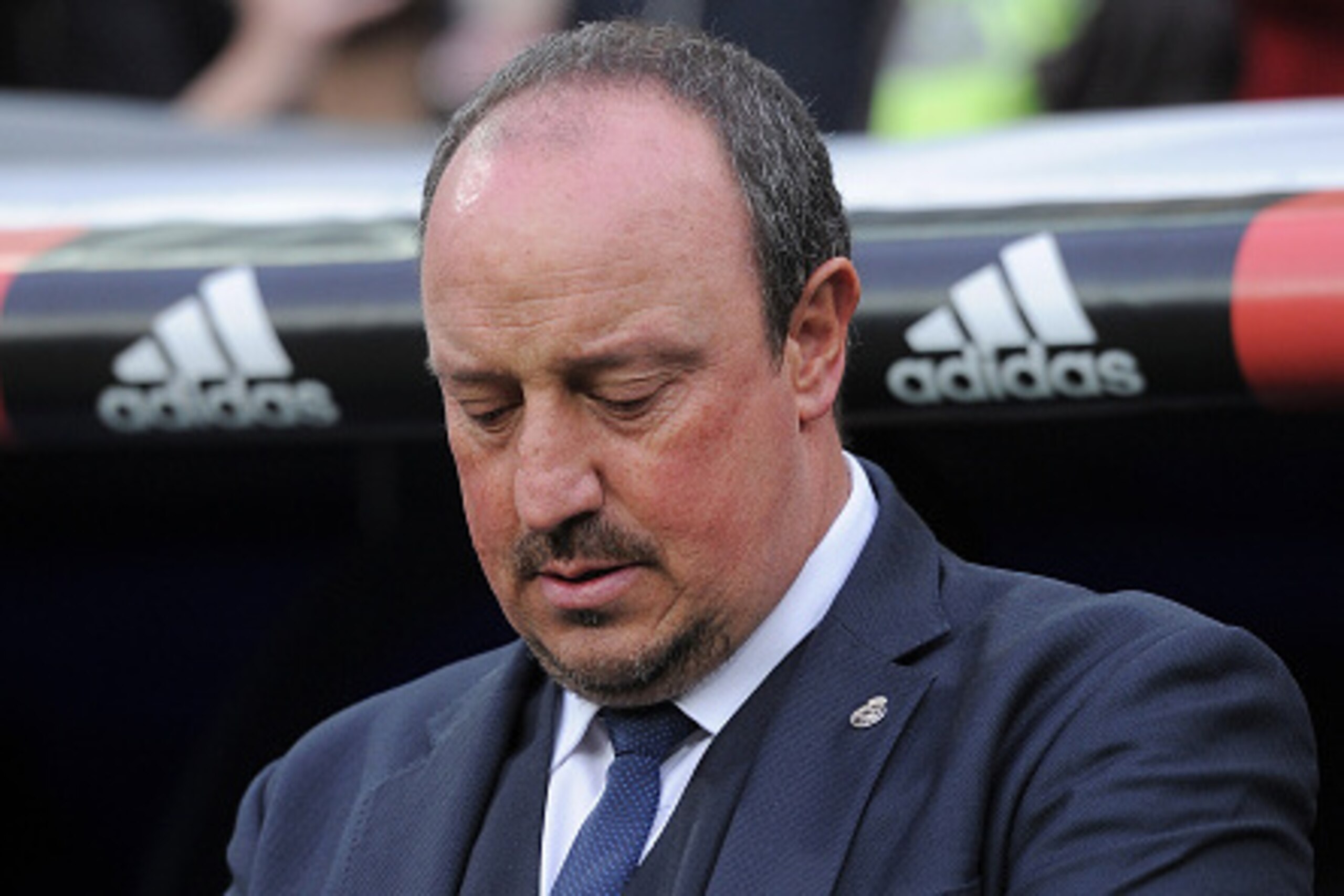 MADRID, SPAIN - DECEMBER 20:  Real Madrid manager Rafa Benitez checks the time during the La Liga match between Real Madrid and Rayo Vallecano at estadio Santiago Bernabeu on December 20, 2015 in Madrid, Spain.  (Photo by Denis Doyle/Getty Images)