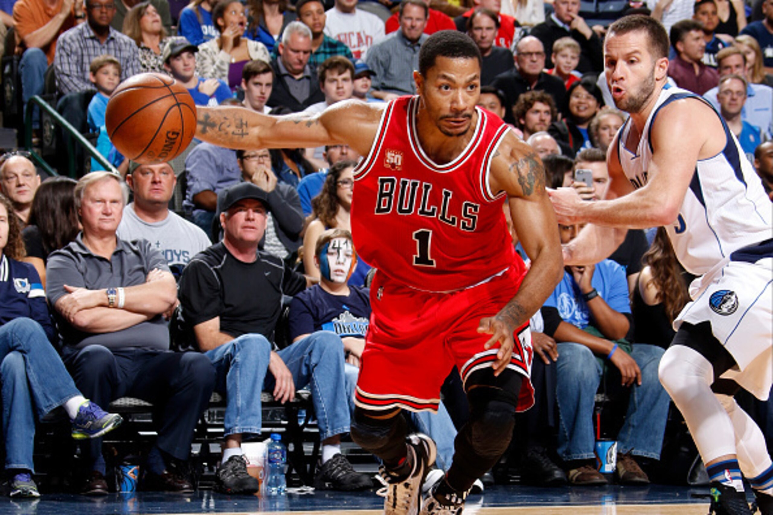 DALLAS, TX - DECEMBER 26:  Derrick Rose #1 of the Chicago Bulls drives to the basket during the game against the Dallas Mavericks on December 26, 2015 at the American Airlines Center in Dallas, Texas. NOTE TO USER: User expressly acknowledges and agrees t