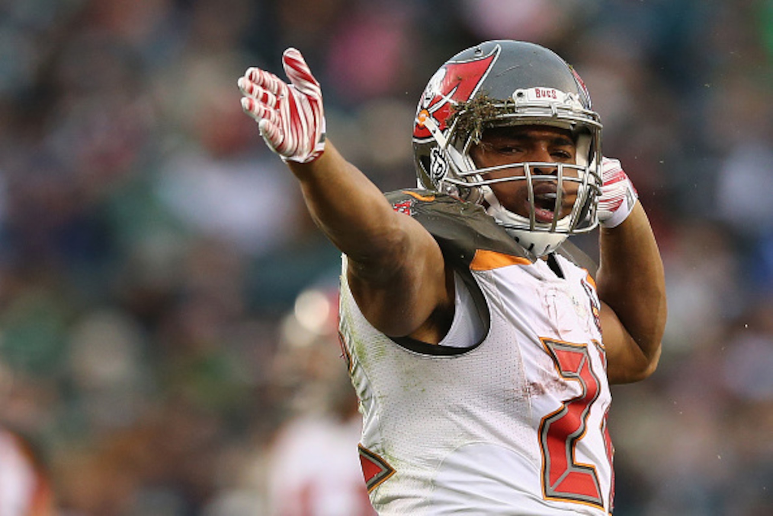 PHILADELPHIA, PA - NOVEMBER 22:  Doug Martin #22 of the Tampa Bay Buccaneers celebrates his first down in the fourth quarter against the Philadelphia Eagles at Lincoln Financial Field on November 22, 2015 in Philadelphia, Pennsylvania.  (Photo by Elsa/Get