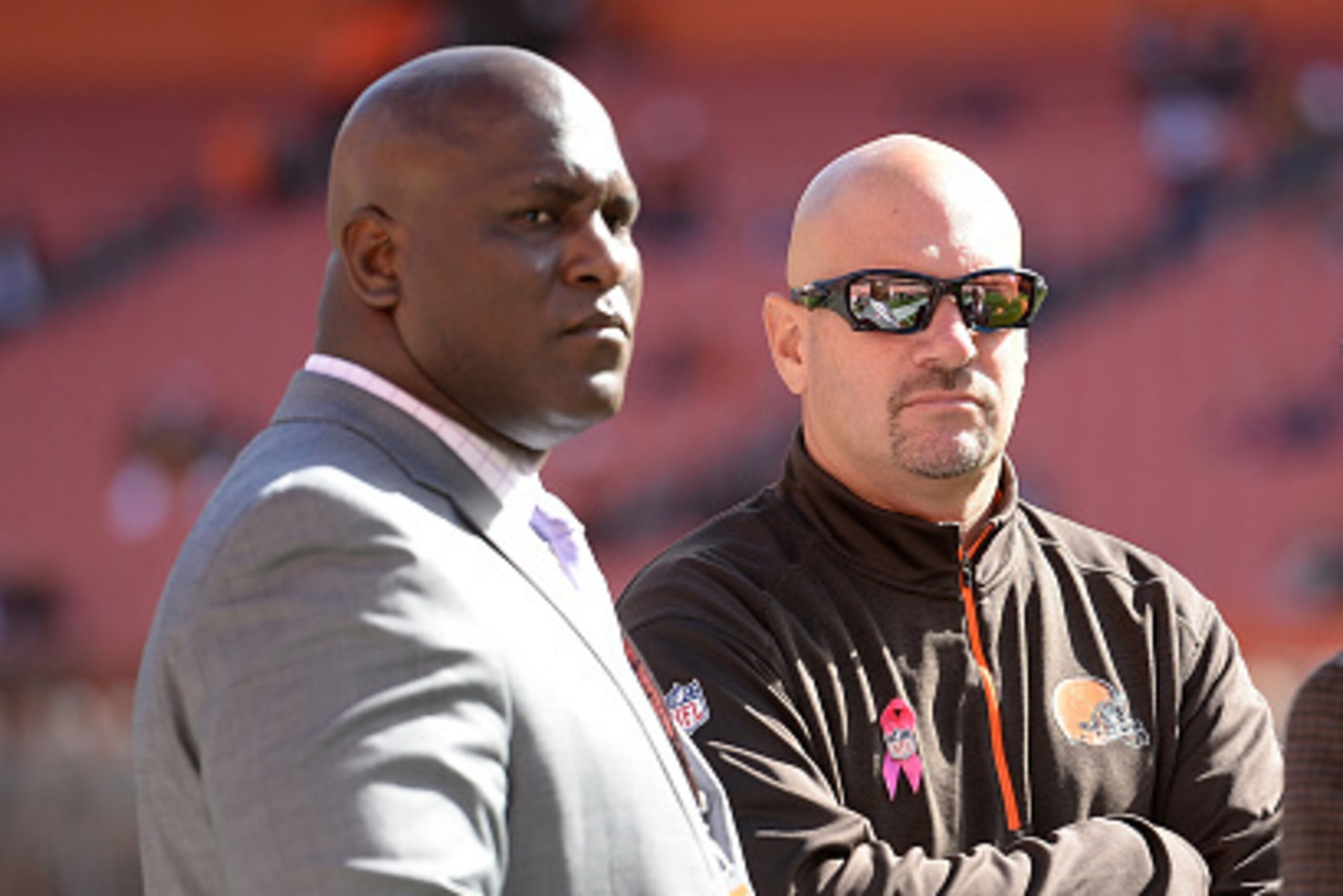 CLEVELAND, OH - OCTOBER 12:  Head coach Mike Pettine of the Cleveland Browns talks with general manager Ray Farmer (L) and owner Jimmy Haslam during warmups prior to the game against the Pittsburgh Steelers and at FirstEnergy Stadium on October 12, 2014 i
