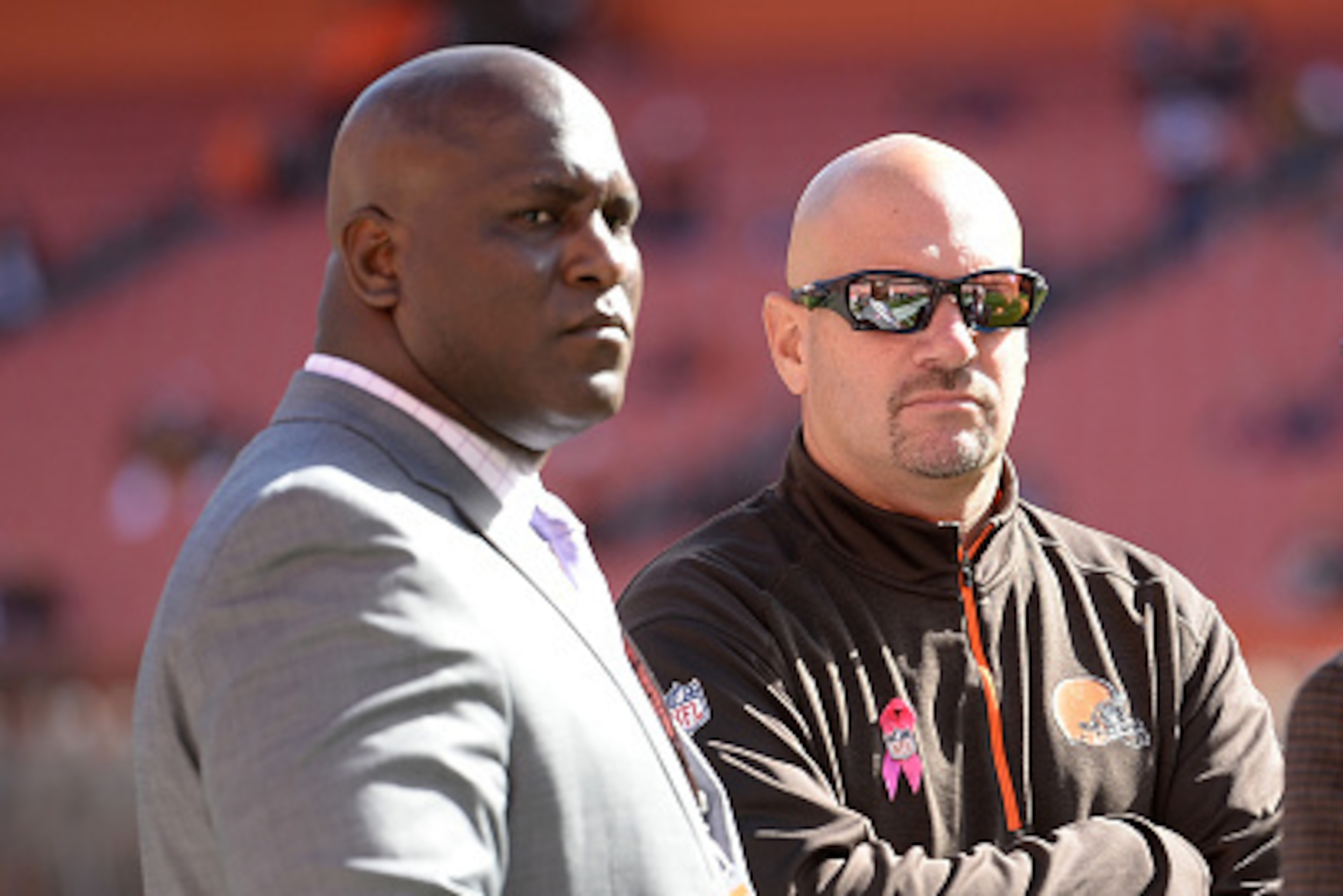CLEVELAND, OH - OCTOBER 12:  Head coach Mike Pettine of the Cleveland Browns talks with general manager Ray Farmer (L) and owner Jimmy Haslam during warmups prior to the game against the Pittsburgh Steelers and at FirstEnergy Stadium on October 12, 2014 i