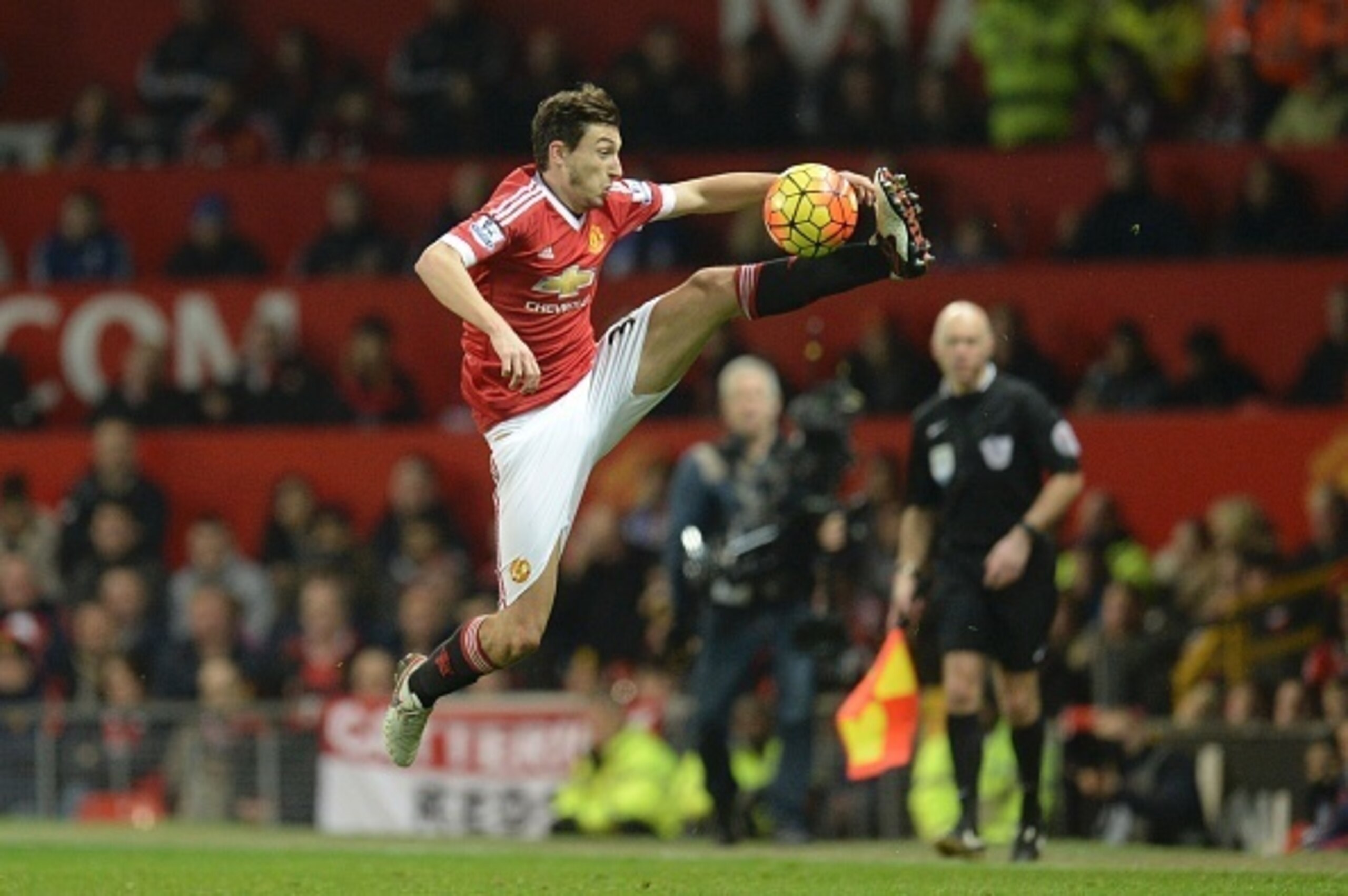Manchester United's Italian defender Matteo Darmian controls the ball during the English Premier League football match between Manchester United and Chelsea at Old Trafford in Manchester, north west England, on December 28, 2015. AFP PHOTO / OLI SCARFF

R