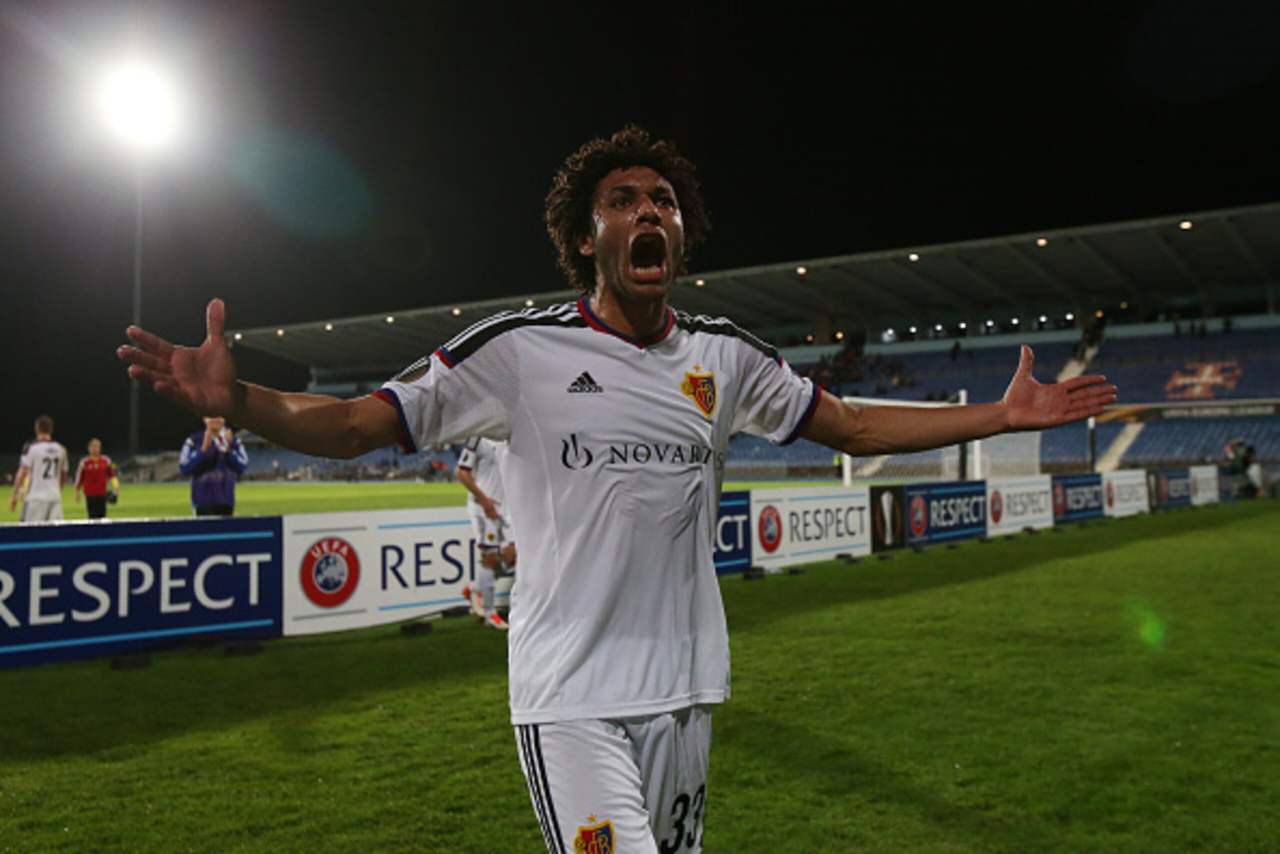 LISBON, PORTUGAL - NOVEMBER 5:  FC Basel 1893's midfielder Mohamed Elneny celebrates at the end of the UEFA Europa League match between Os Belenenses and FC Basel 1893 at Estadio do Restelo on November 5, 2015 in Lisbon, Portugal.  (Photo by Gualter Fatia