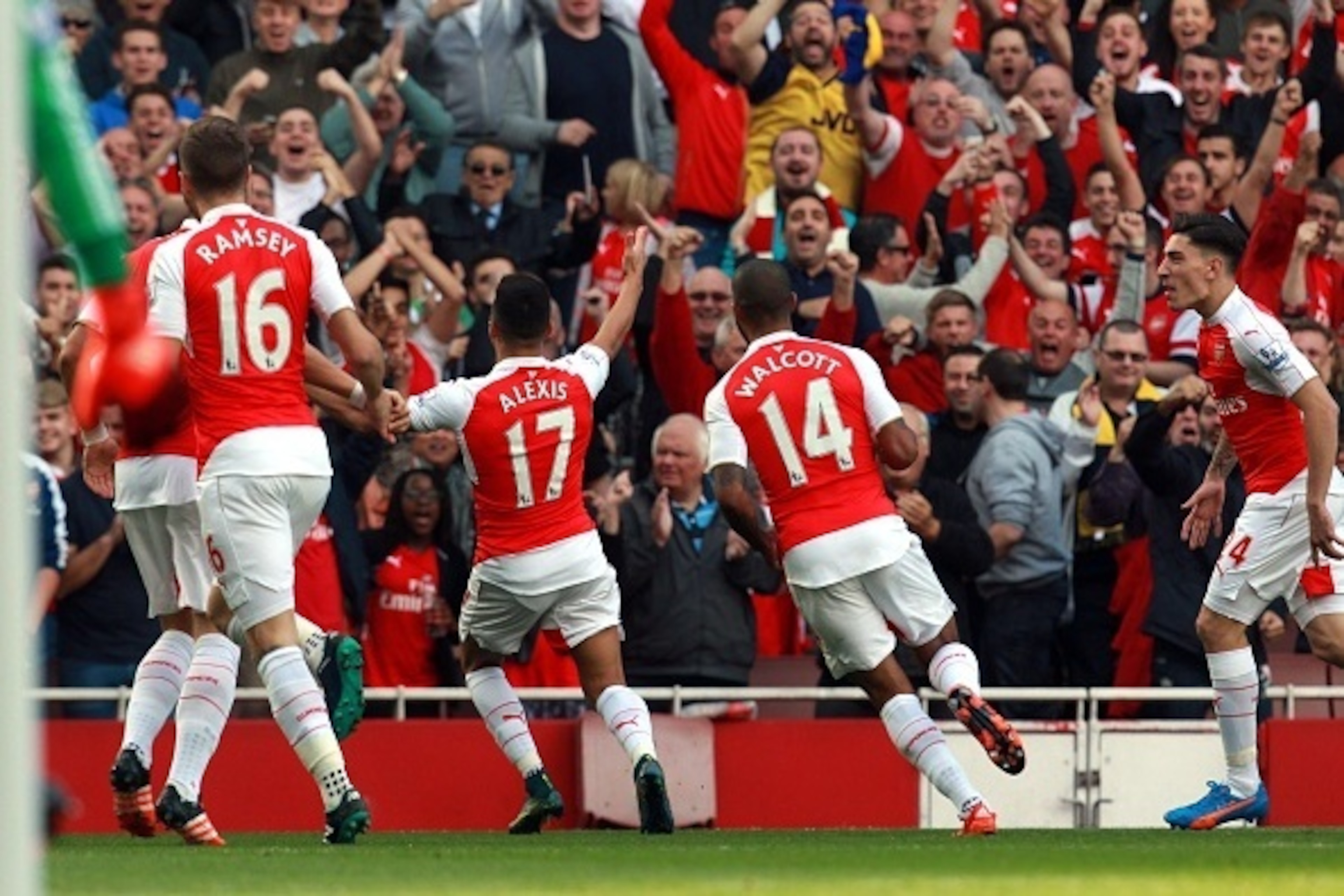 Arsenal's Chilean striker Alexis Sanchez (2L) celebrates his first goal during the English Premier League football match between Arsenal and Manchester United at the Emirates Stadium in London on October 4, 2015.    AFP PHOTO / IKIMAGES

RESTRICTED TO EDI