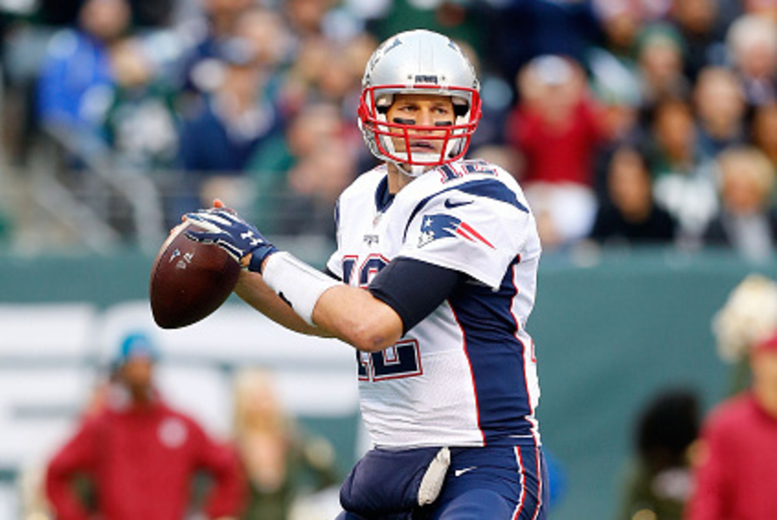 EAST RUTHERFORD, NJ - DECEMBER 27:  (NEW YORK DAILIES OUT)     Tom Brady #12 of the New England Patriots in action against the New York Jets on December 27, 2015 at MetLife Stadium in East Rutherford, New Jersey. The Jets defeated the Patriots 26-20 in ov