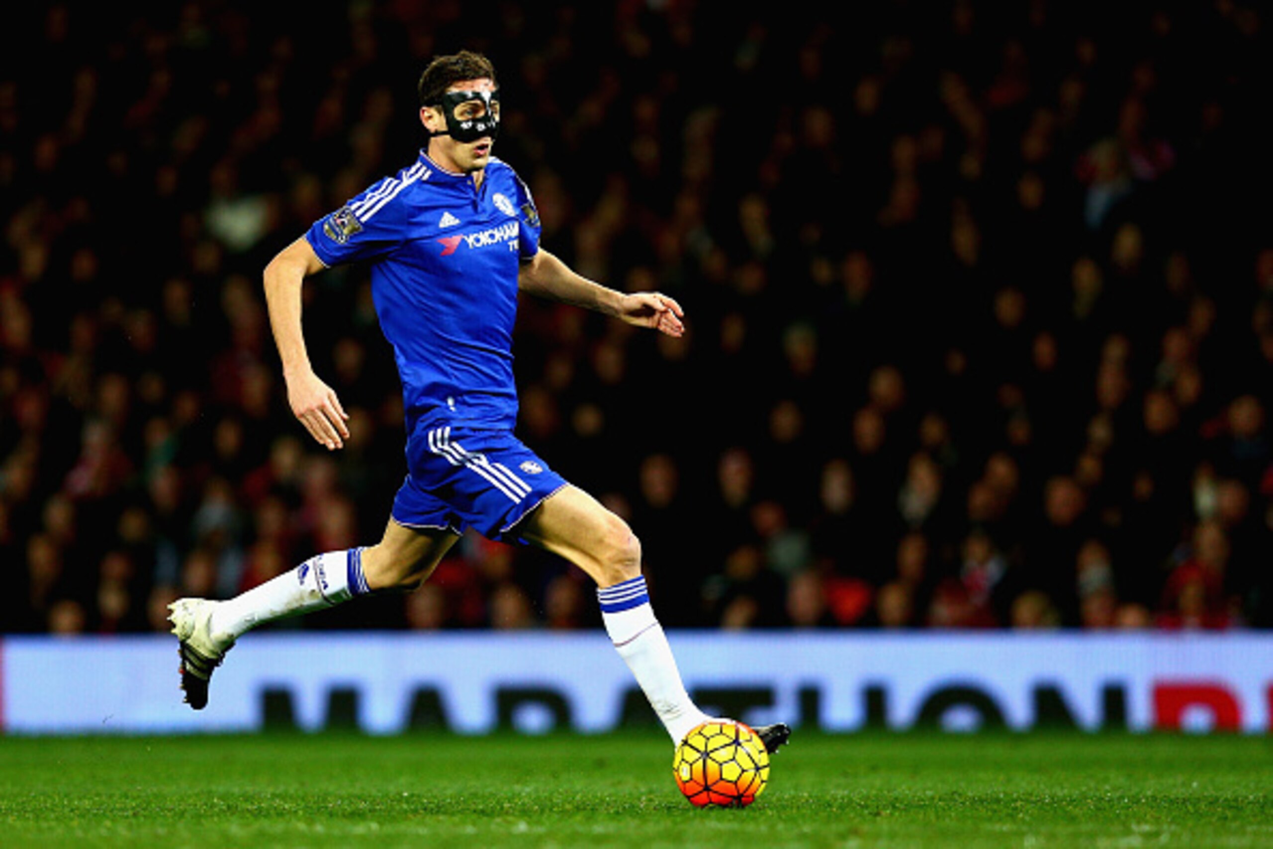 MANCHESTER, ENGLAND - DECEMBER 28:  Nemanja Matic of Chelsea in action during the Barclays Premier League match between Manchester United and Chelsea at Old Trafford on December 28, 2015 in Manchester, England.  (Photo by Clive Mason/Getty Images)