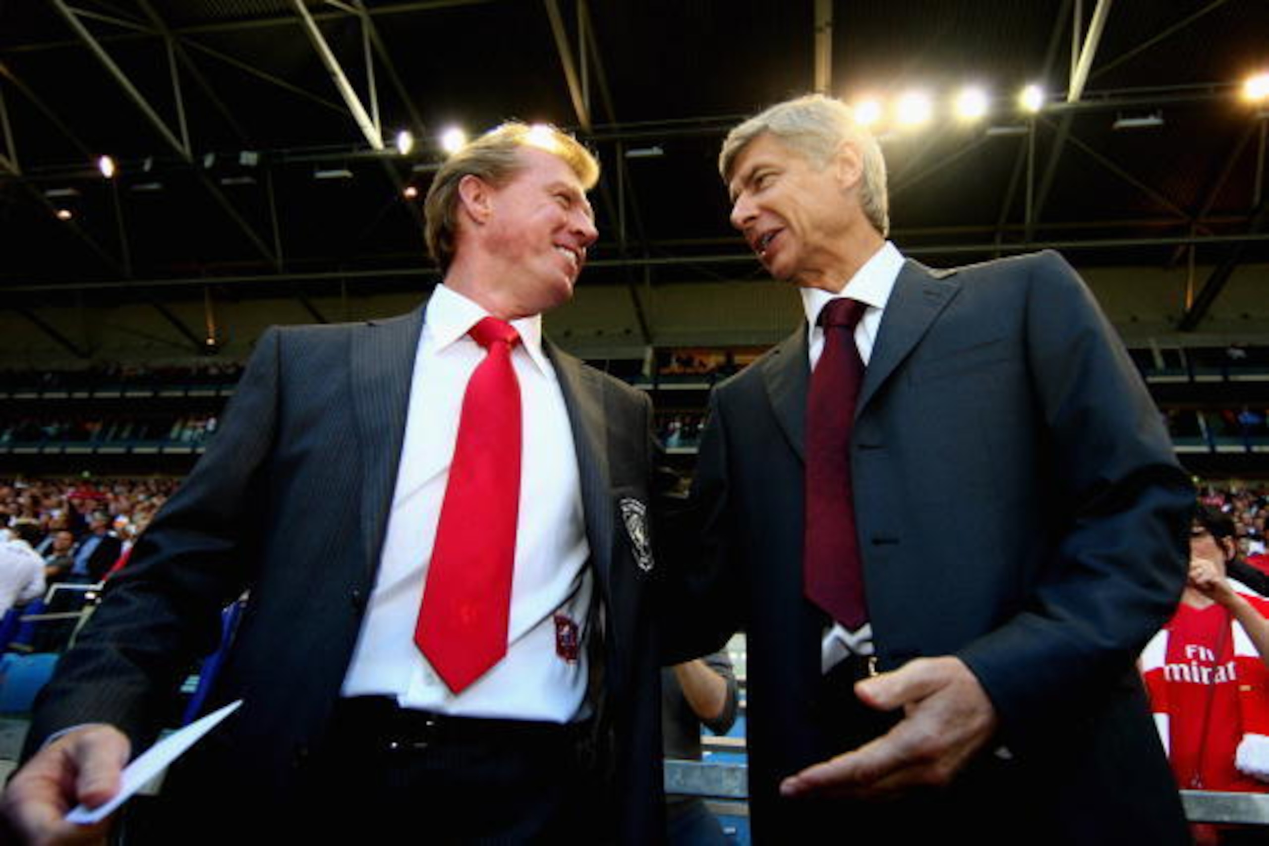 ARNHEM, NETHERLANDS - AUGUST 13:  Manager of FC Twente Steve McCLaren and manager of Arsenal Arsene Wenger shake hands during the UEFA Champions League 3rd Qualifying Round, first leg match between FC Twente and Arsenal at the Gelredome Arena on August 13