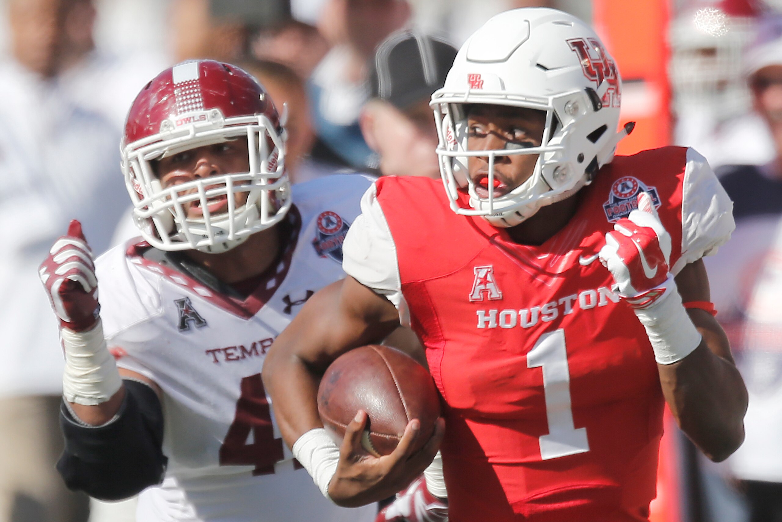 Dec 5, 2015; Houston, TX, USA; Houston Cougars quarterback Greg Ward Jr. (1) rushes for a touchdown while Temple Owls linebacker Jarred Alwan (41) chases in the first half in the Mid-American Conference football championship game at TDECU Stadium. Mandato