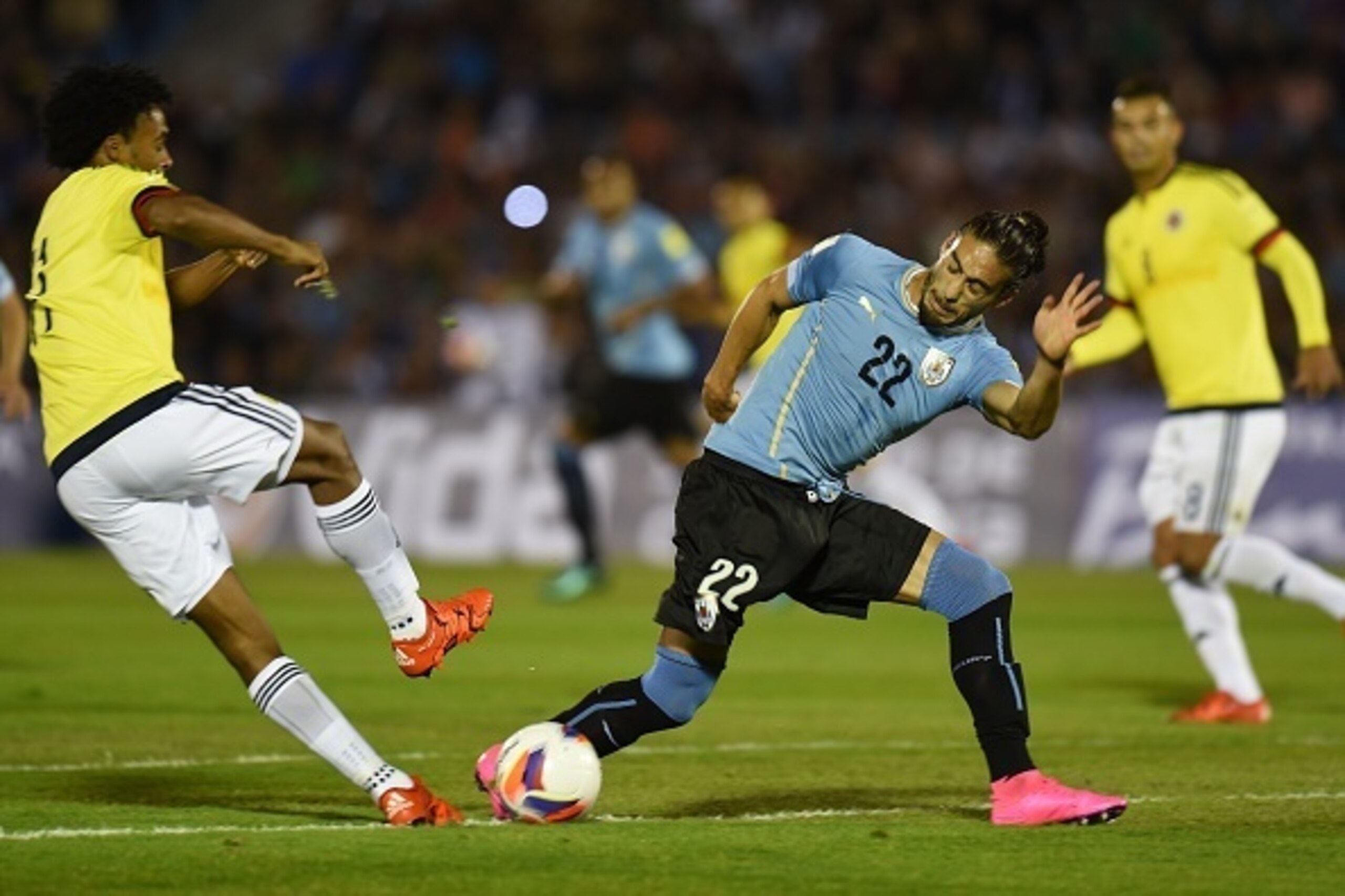 Uruguay's defender Martin Caceres (R) is fouled by Colombia's Juan Cuadrado during their Russia 2018 FIFA World Cup South American Qualifiers football match, at the Estadio Centenario stadium in Montevideo, on October 13, 2015.   AFP PHOTO / MIGUEL ROJO  