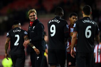 SUNDERLAND, ENGLAND - DECEMBER 30:  Jurgen Klopp, manager of Liverpool congratulates his players after the Barclays Premier League match between Sunderland and Liverpool at Stadium of Light on December 30, 2015 in Sunderland, England.  (Photo by Stu Forst