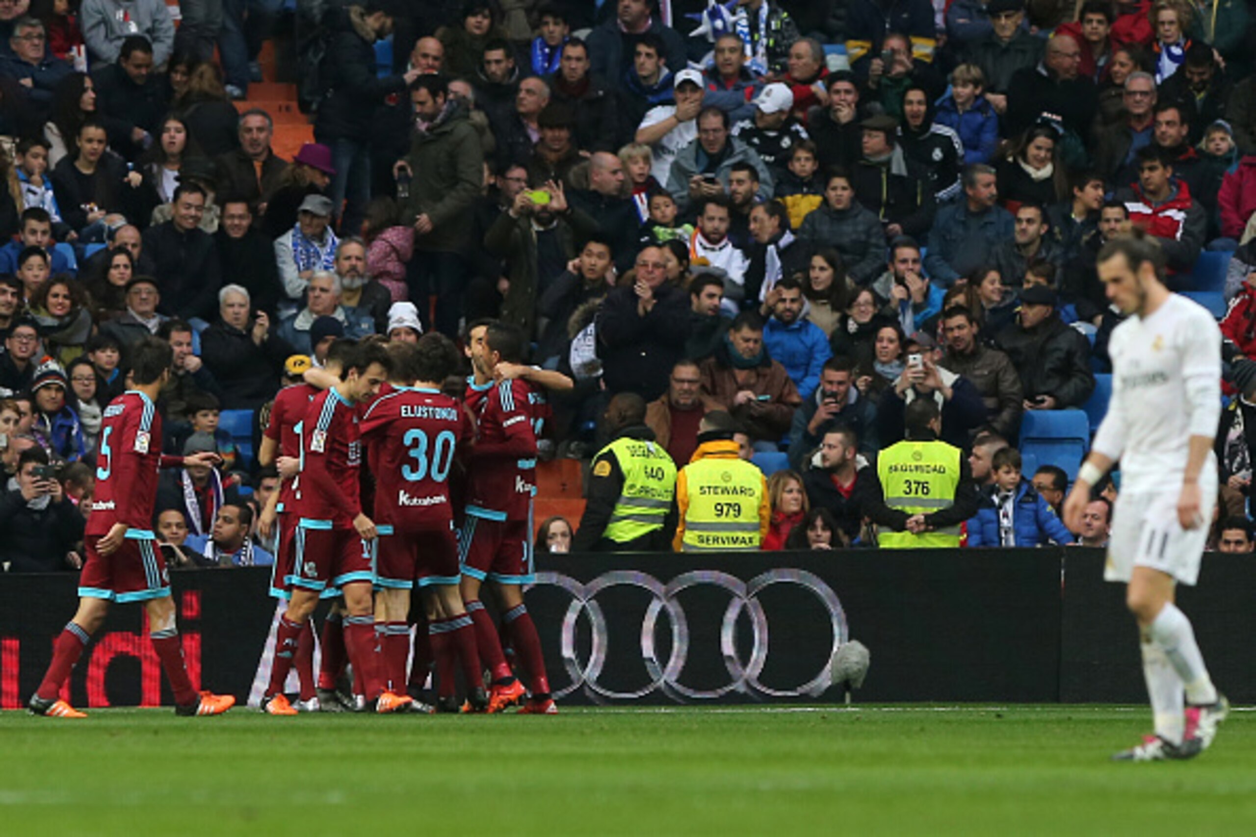Real Sociedad players (L) celebrate after scoring the equalizer during the Spanish league football match Real Madrid CF vs Real Sociedad de Futbol at the Santiago Bernabeu stadium in Madrid on December 30, 2015. AFP PHOTO/ CESAR MANSO / AFP / CESAR MANSO 