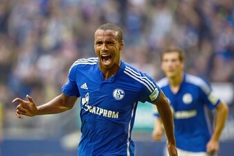 Schalke's Cameroonian defender Joel Matip celebrates after scoring the 1-0 goal during the German first division Bundesliga football match FC Schalke 04 v 1 FSV Mainz 05, in Gelsenkirchen, on September 13, 2015.  AFP PHOTO / SASCHA SCHUERMANN  RESTRICTION