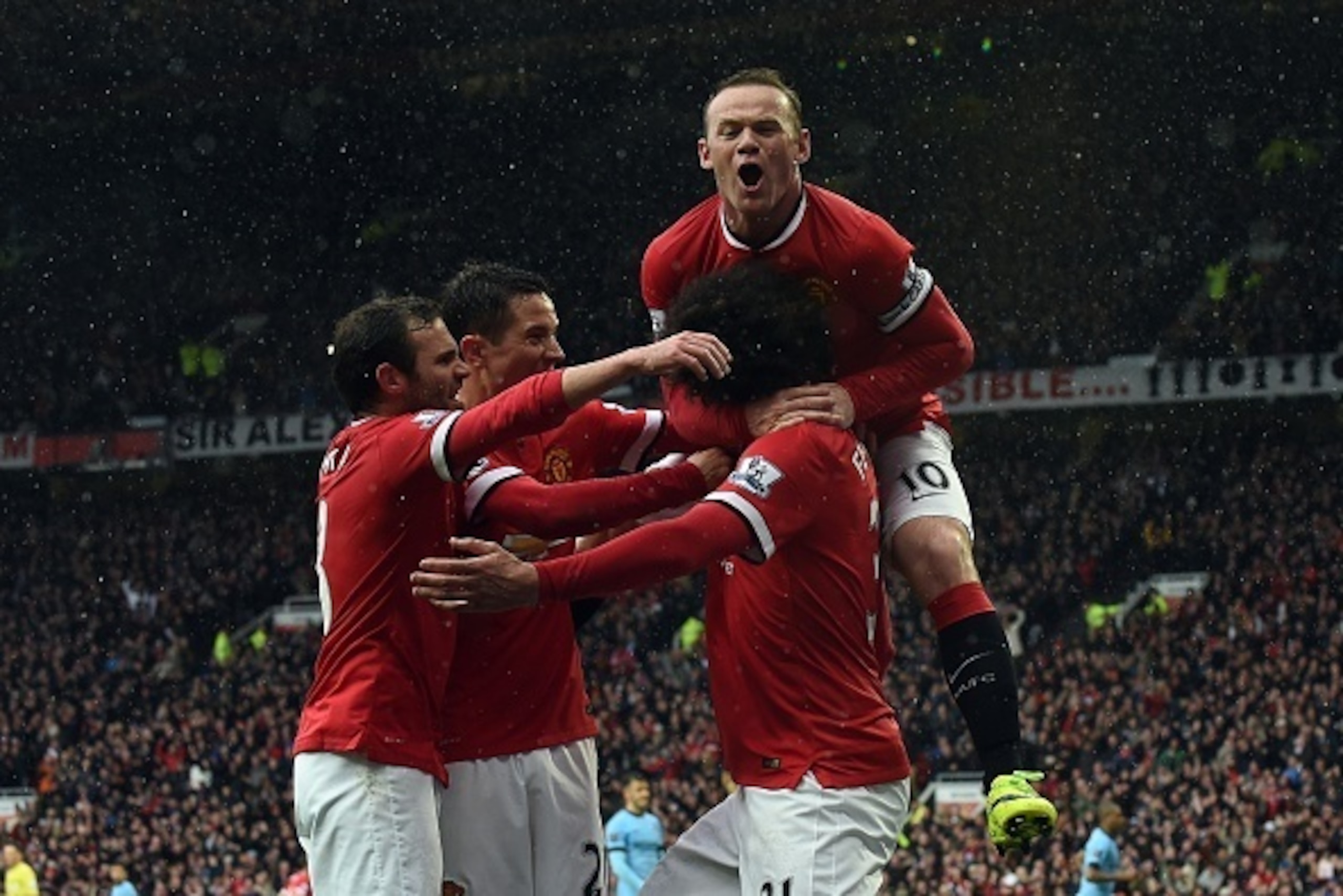 Manchester United's English striker Wayne Rooney (up) Manchester United's Spanish midfielder Ander Herrera (2nd L) and Manchester United's Spanish midfielder Juan Mata (L) celebrate with Manchester United's Belgian midfielder Marouane Fellaini (L) after h