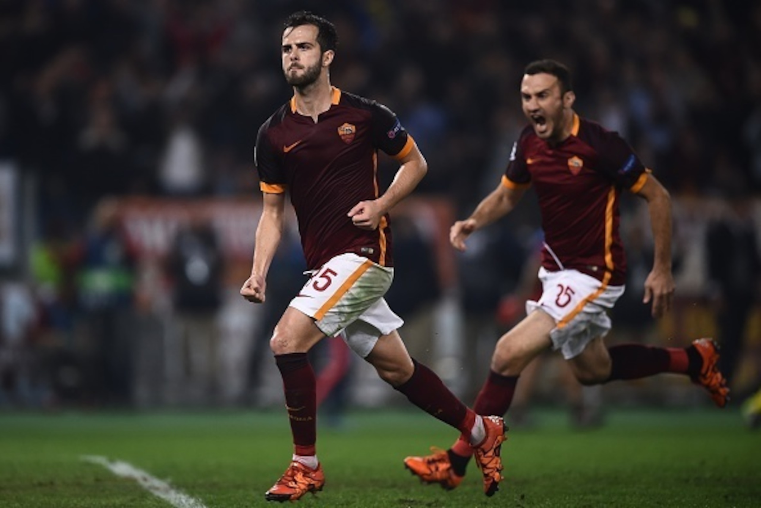 Roma's midfielder from Bosnia-Herzegovina Miralem Pjanic (L) celebrates after scoring a penalty during the UEFA Champions League football match AS Roma vs Bayer Leverkusen on November 4, 2015 at the Olympic stadium in Rome.    AFP PHOTO / FILIPPO MONTEFOR