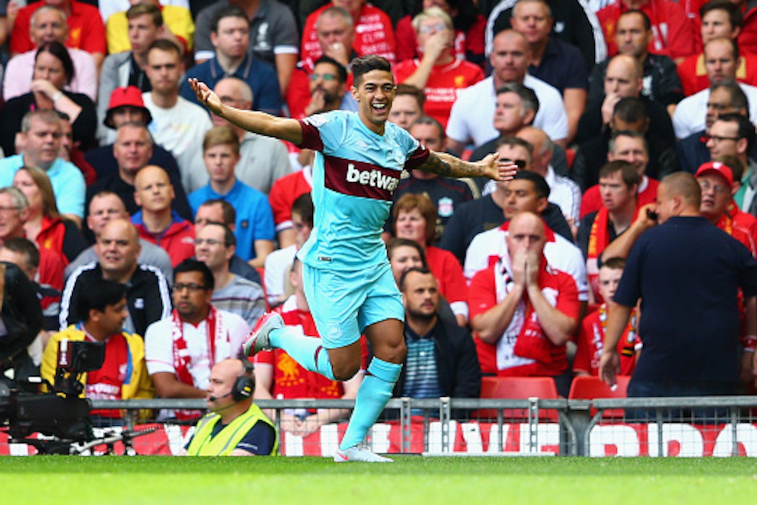 LIVERPOOL, ENGLAND - AUGUST 29: Manuel Lanzini of West Ham United celebrates scoring his team's first goal during the Barclays Premier League match between Liverpool and West Ham United at Anfield on August 29, 2015 in Liverpool, England. (Photo by Clive LIVERPOOL, ENGLAND - AUGUST 29: Manuel Lanzini of West Ham United celebrates scoring his team's first goal during the Barclays Premier League match between Liverpool and West Ham United at Anfield on August 29, 2015 in Liverpool, England. (Photo by Clive