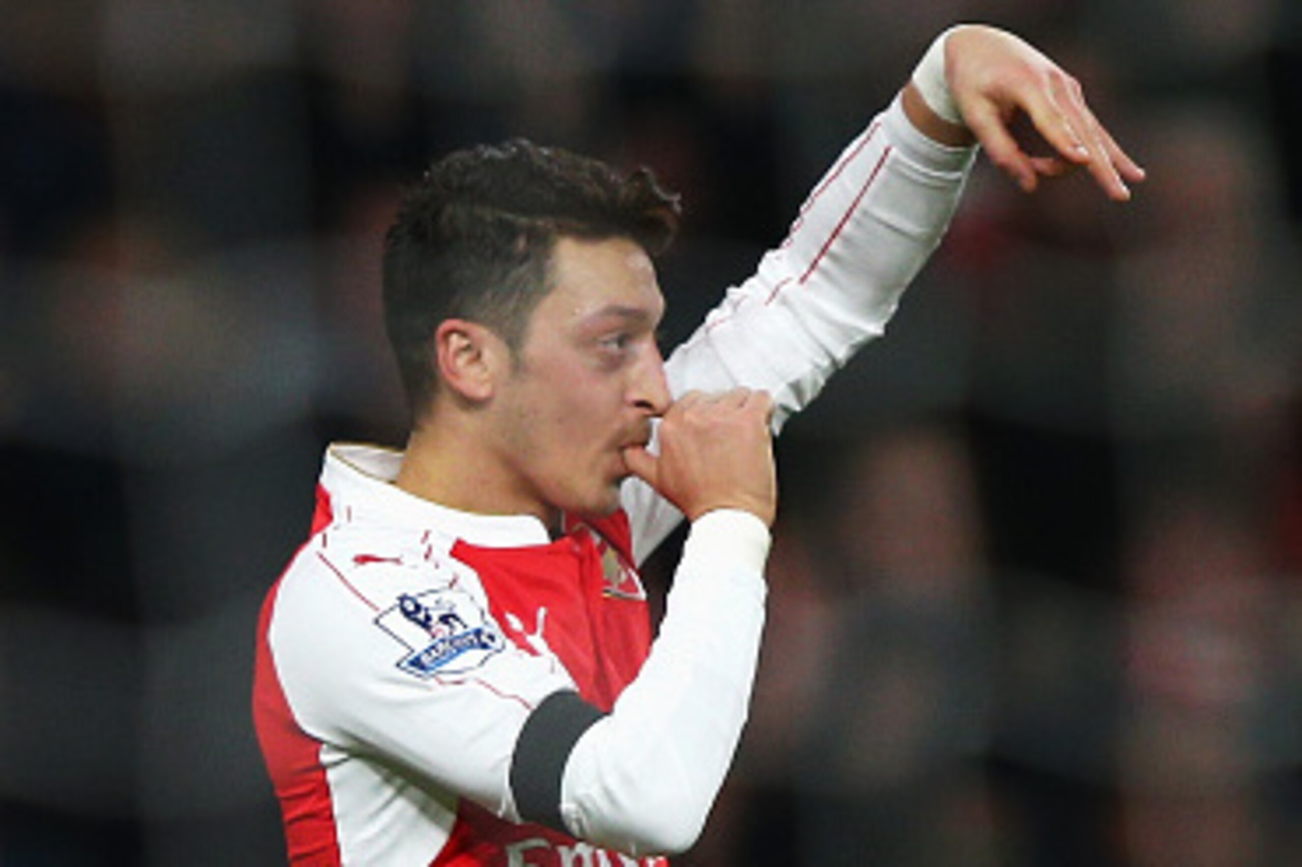 LONDON, ENGLAND - DECEMBER 28:  Mesut Ozil of Arsenal celebrates scoring his team's second goal  during the Barclays Premier League match between Arsenal and A.F.C. Bournemouth at Emirates Stadium on December 28, 2015 in London, England.  (Photo by Ian Wa