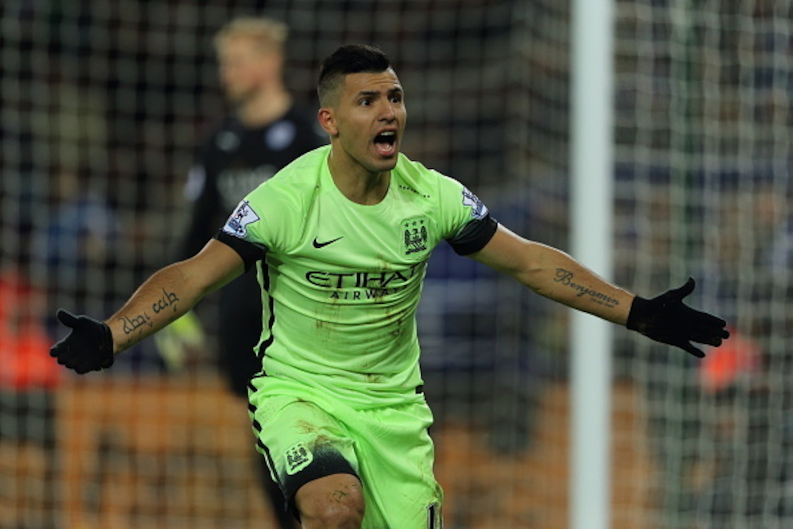 LEICESTER, ENGLAND - DECEMBER 29: Sergio Aguero of Manchester City seeks a penalty during the Barclays Premier League match between Leicester City and Manchester City at The King Power Stadium on December 29, 2015 in Leicester, England.  (Photo by Matthew