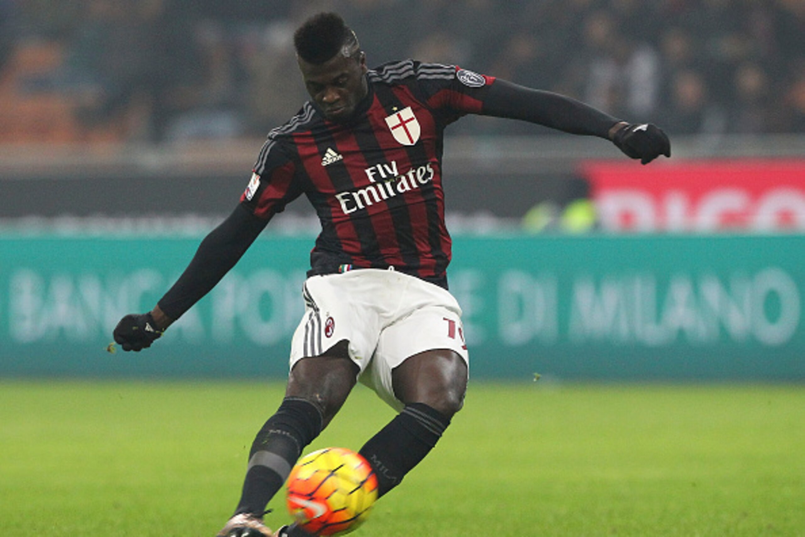 MILAN, ITALY - DECEMBER 01:  Mbaye Niang of AC Milan kicks a ball during the TIM Cup match between AC Milan and FC Crotone at Stadio Giuseppe Meazza on December 1, 2015 in Milan, Italy.  (Photo by Marco Luzzani/Getty Images)