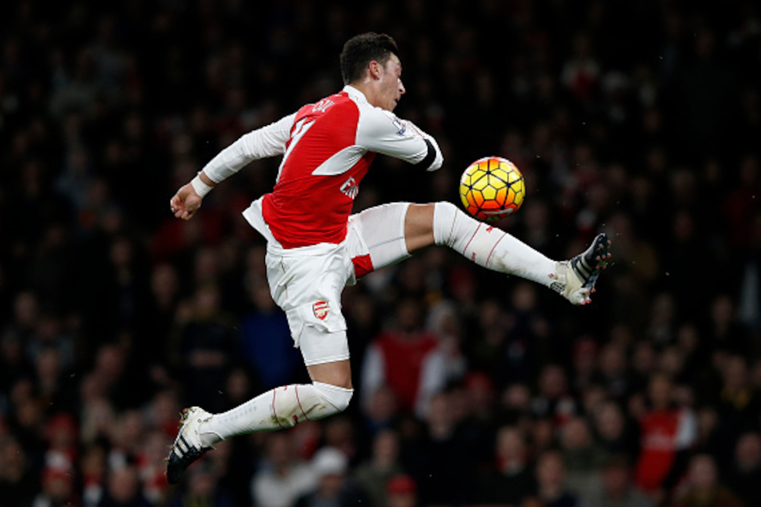 Arsenal's German midfielder Mesut Ozil has an unsuccessful shot during the English Premier League football match between Arsenal and Bournemouth at the Emirates Stadium in London on December 28, 2015. Arsenal won the game 2-0. AFP PHOTO / ADRIAN DENNIS

R