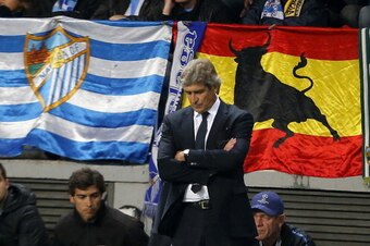 Malaga's Chilean coach Manuel Pellegrini reacts during the UEFA Champions League quarter-final first leg football match Malaga CF vs Borussia Dortmund at La Rosaleda stadium in Malaga on April 3, 2013.     AFP PHOTO/ JOSE JORDAN        (Photo credit shoul