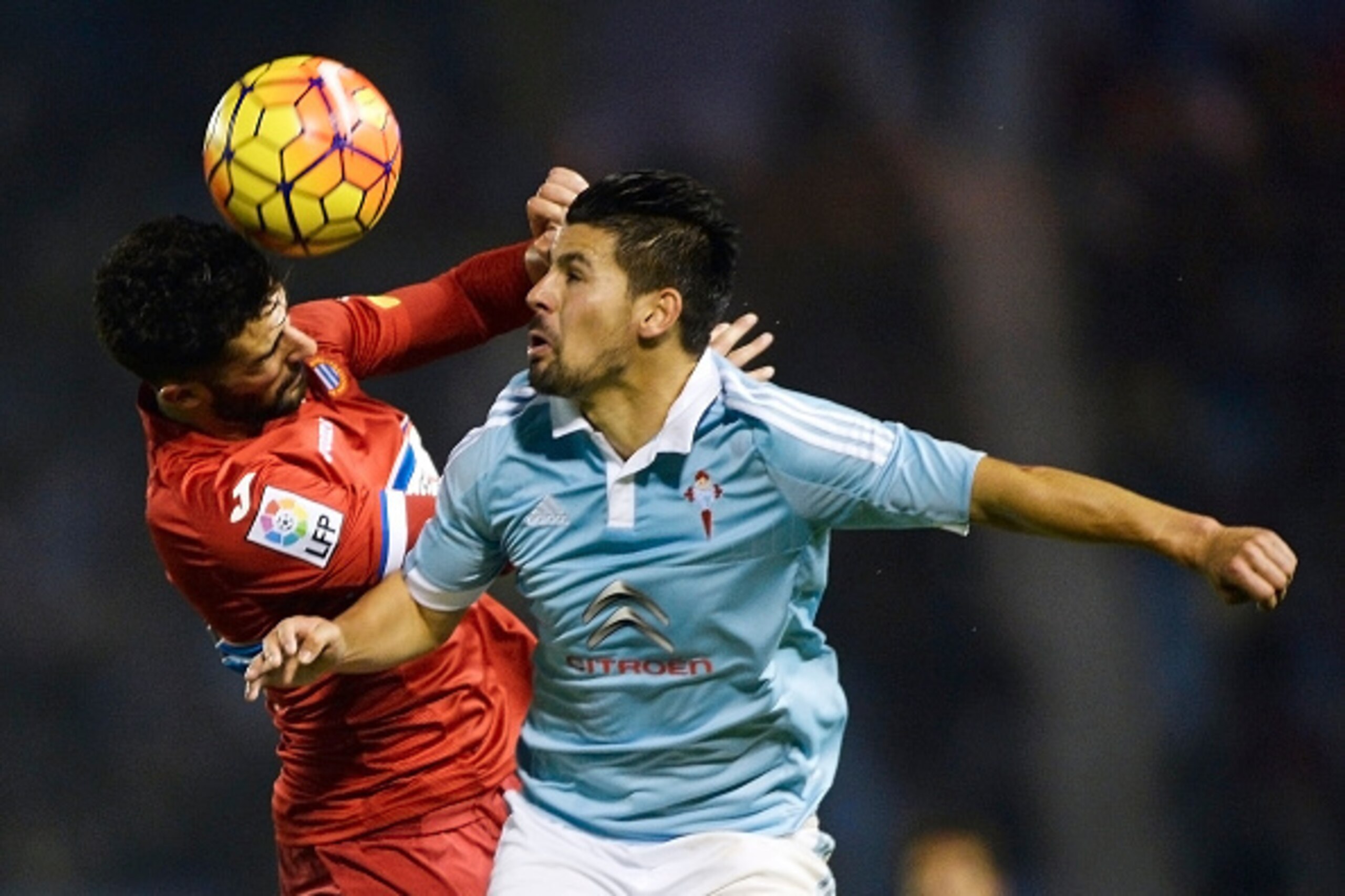 Espanyol's defender Alvaro Gonzalez (L) heads the ball with Celta Vigo's forward Nolito during the Spanish league football match Celta Vigo vs Real CD Espanyol at the Balaidos stadium in Vigo on December 12, 2015.  AFP PHOTO / MIGUEL RIOPA / AFP / MIGUEL 
