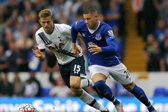 Everton's English midfielder Ross Barkley (R) is challenged by Tottenham Hotspur's English defender Eric Dier during the English Premier League football match between Tottenham Hotspur and Everton at White Hart Lane in north London on August 29, 2015. AFP