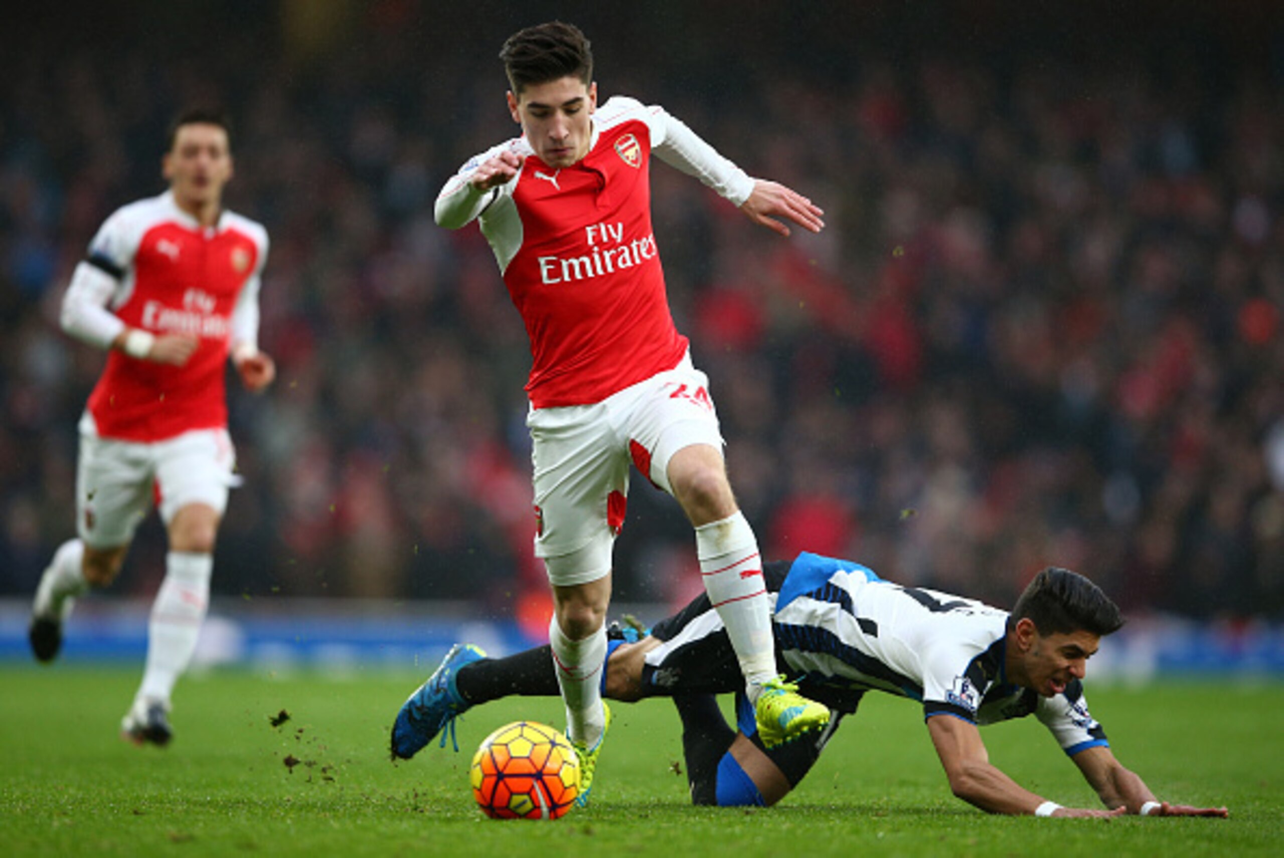 LONDON, ENGLAND - JANUARY 02: Hector Bellerin of Arsenal and Ayoze Perez of Newcastle United compete for the ball during the Barclays Premier League match between Arsenal and Newcastle United at Emirates Stadium on January 2, 2016 in London, England.  (Ph