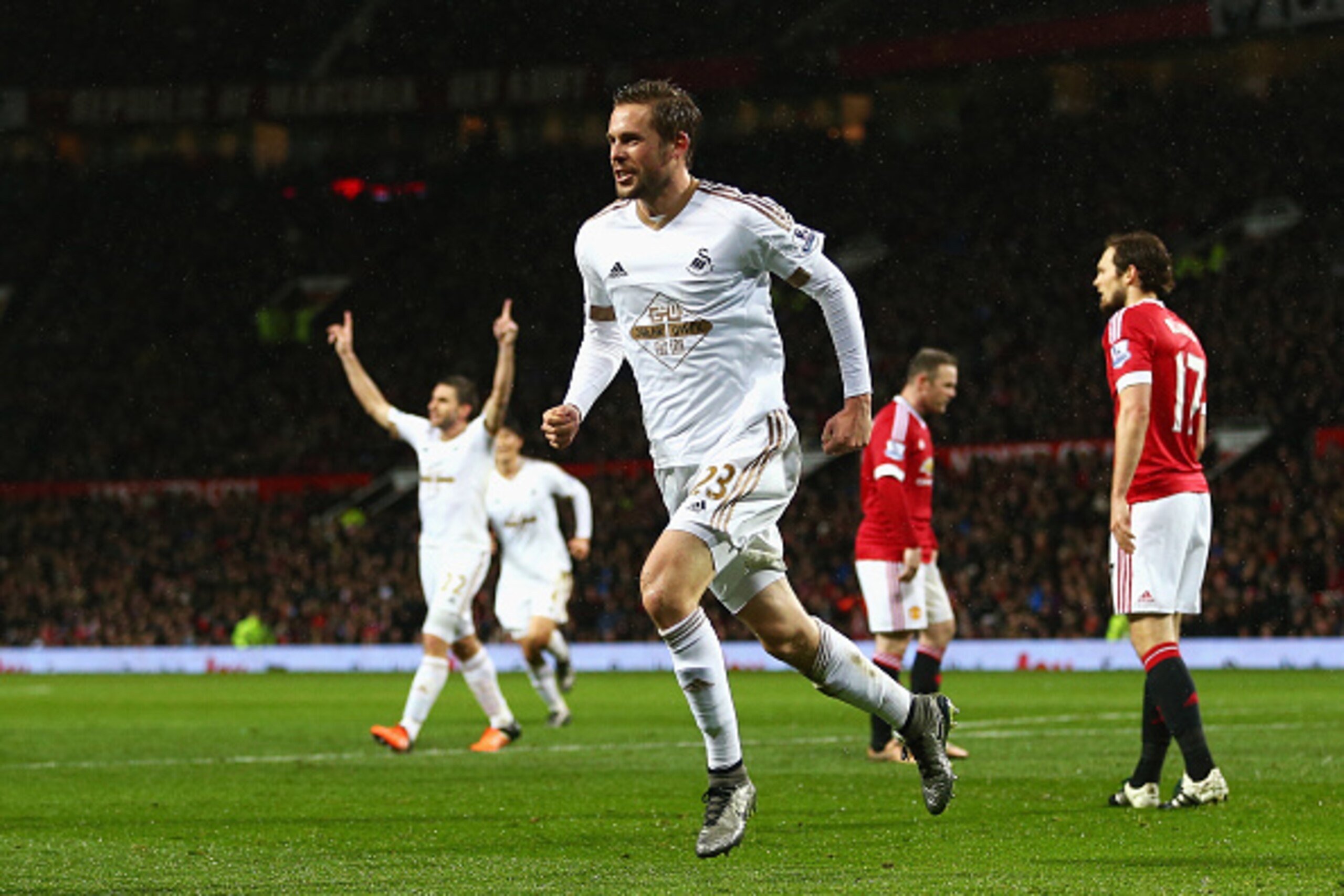 MANCHESTER, ENGLAND - JANUARY 02:  Gylfi Sigurdsson of Swansea City celebrates scoring his team's first goal during the Barclays Premier League match between Manchester United and Swansea City at Old Trafford on January 2, 2016 in Manchester, England.  (P