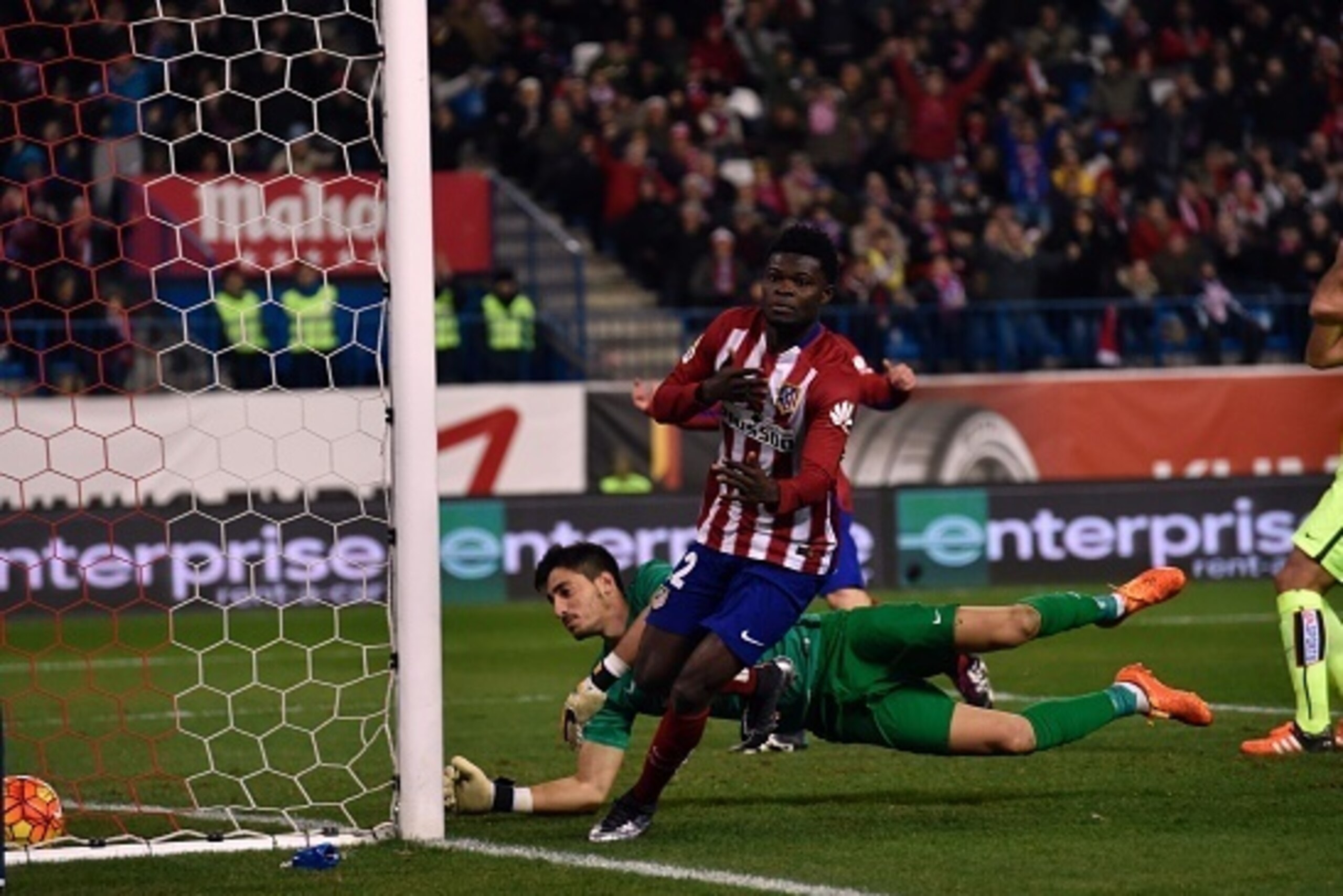 Atletico Madrid's Ghanaian midfielder Thomas Partey (C) scores a goal next to Levante's goalkeeper Diego Marino (L) and Levante's midfielder Verza during the Spanish league football match Club Atletico de Madrid vs Levante UD at the Vicente Calderon stadi