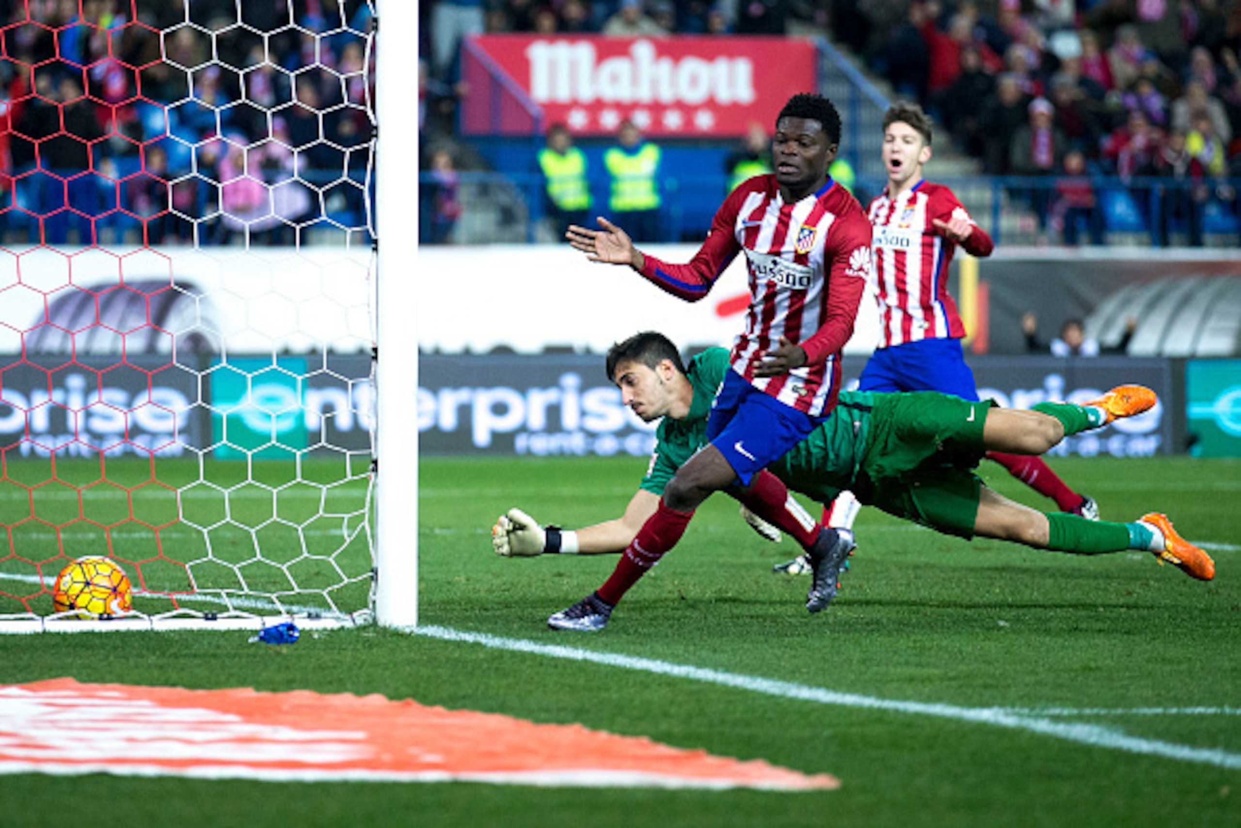 MADRID, SPAIN - JANUARY 02: Thomas Teye Partey of Atletico de Madrid scores their opening goal during the La Liga match between Club Atletico de Madrid and Levante UD at Vicente Calderon Stadium on January 2, 2016 in Madrid, Spain.  (Photo by Gonzalo Arro