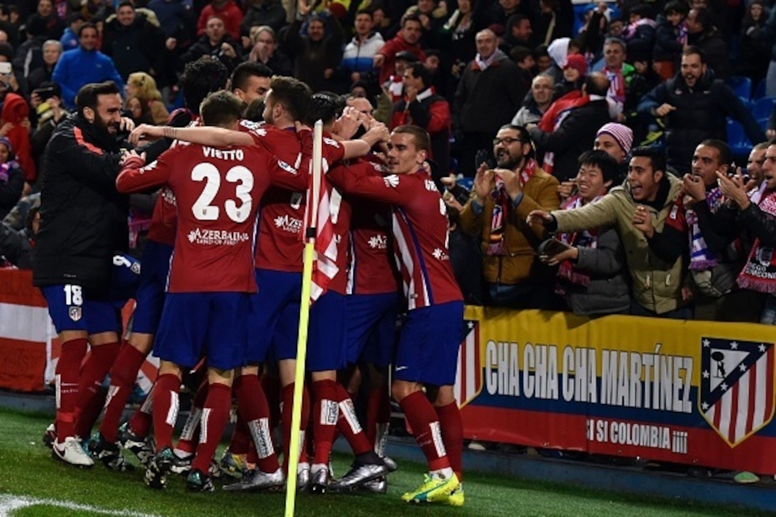 Atletico Madrid players celebrate their goal during the Spanish league football match Club Atletico de Madrid vs Leg vante UD at the Vicente Calderon stadium in Madrid on January 2, 2016.   AFP PHOTO/ GERARD JULIEN / AFP / GERARD JULIEN        (Photo cred