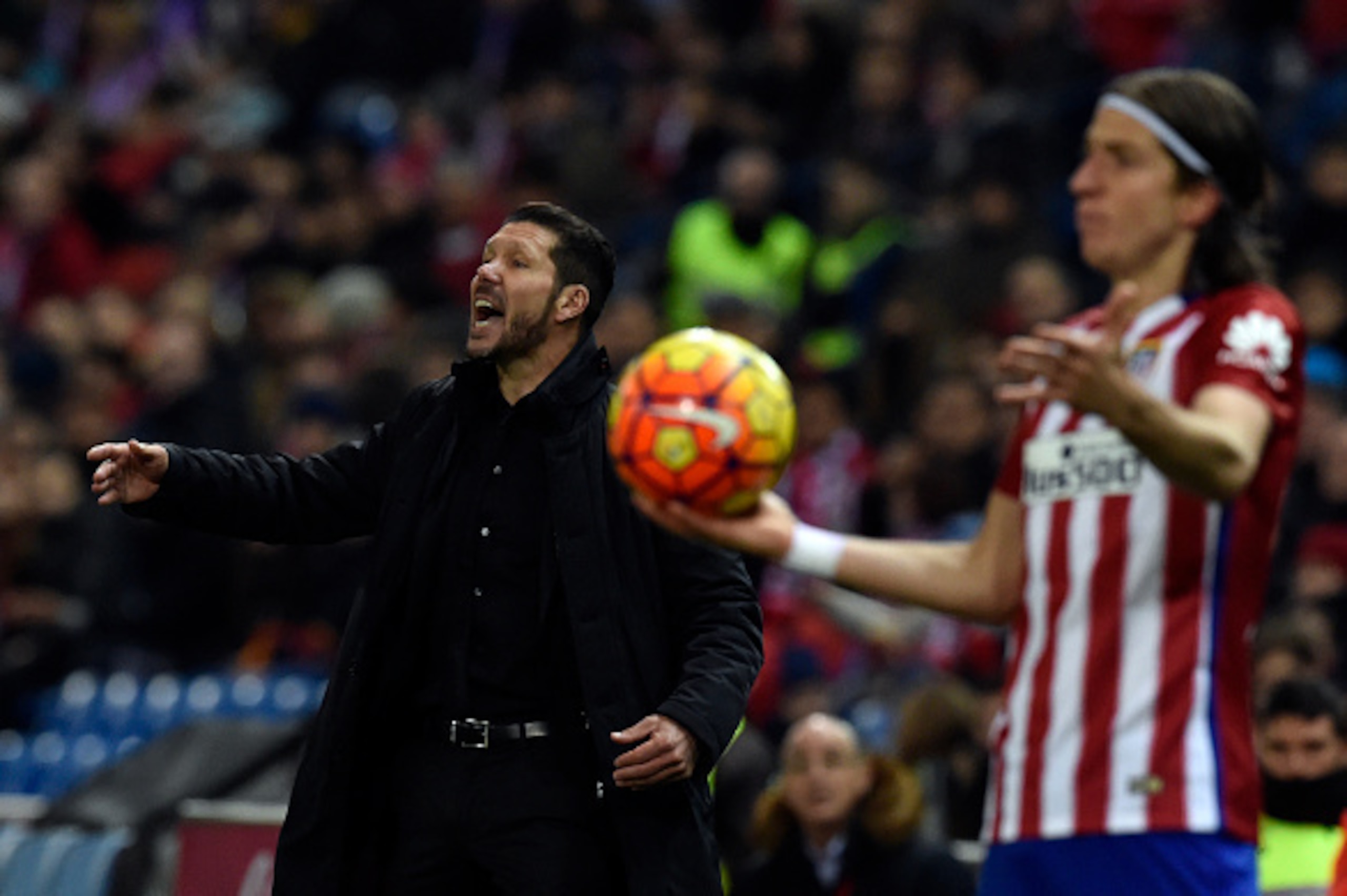 Atletico Madrid's Argentinian coach Diego Simeone (L) gestures on the sideline during the Spanish league football match Club Atletico de Madrid vs Levante UD at the Vicente Calderon stadium in Madrid on January 2, 2016.   AFP PHOTO/ GERARD JULIEN / AFP / 