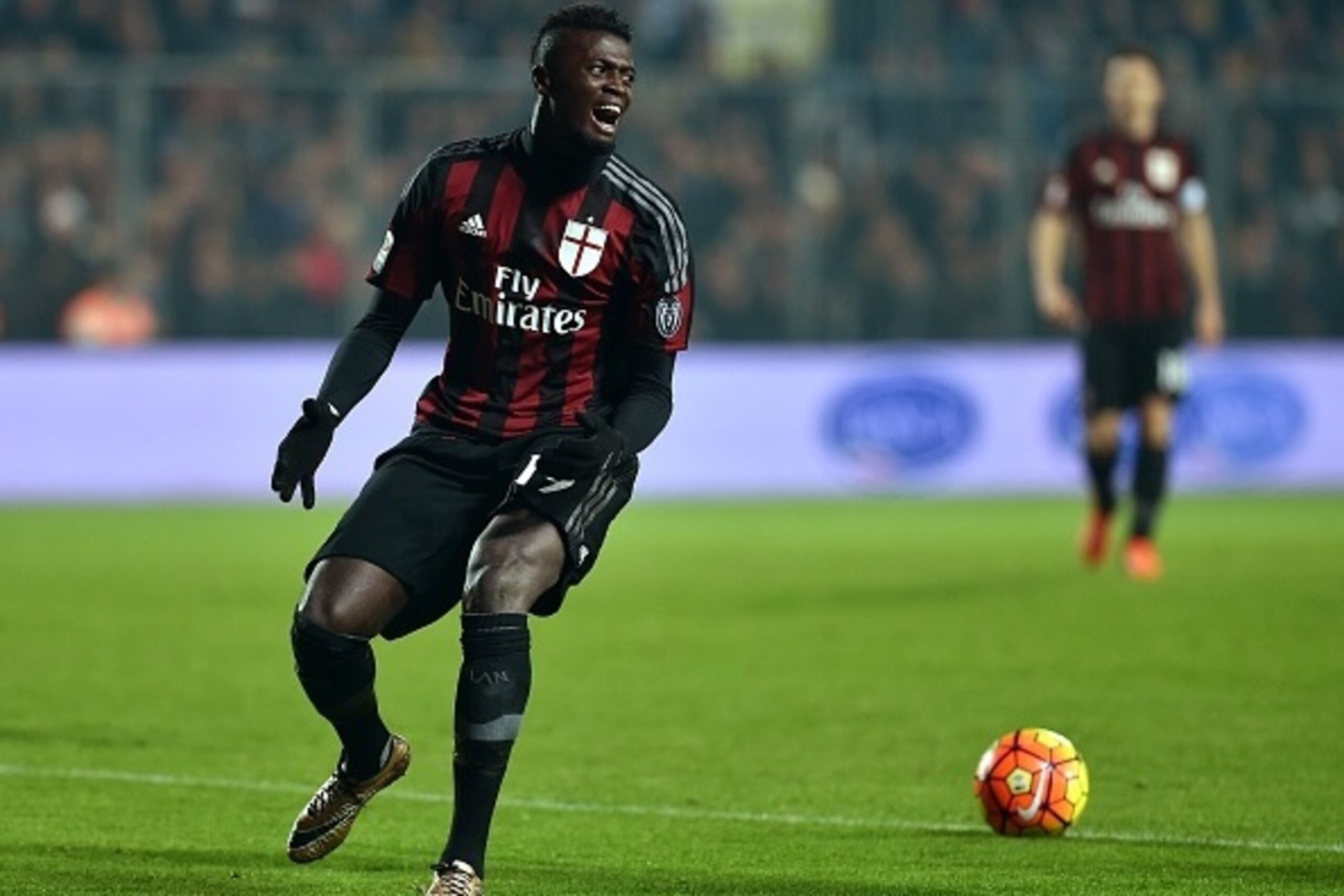AC Milan's forward from France Mbaye Niang reacts during the Italian Serie A football match Frosinone vs AC Milan on December 20, 2015 at Matusa stadium in Frosinone. AFP PHOTO / ALBERTO PIZZOLI / AFP / ALBERTO PIZZOLI        (Photo credit should read ALB