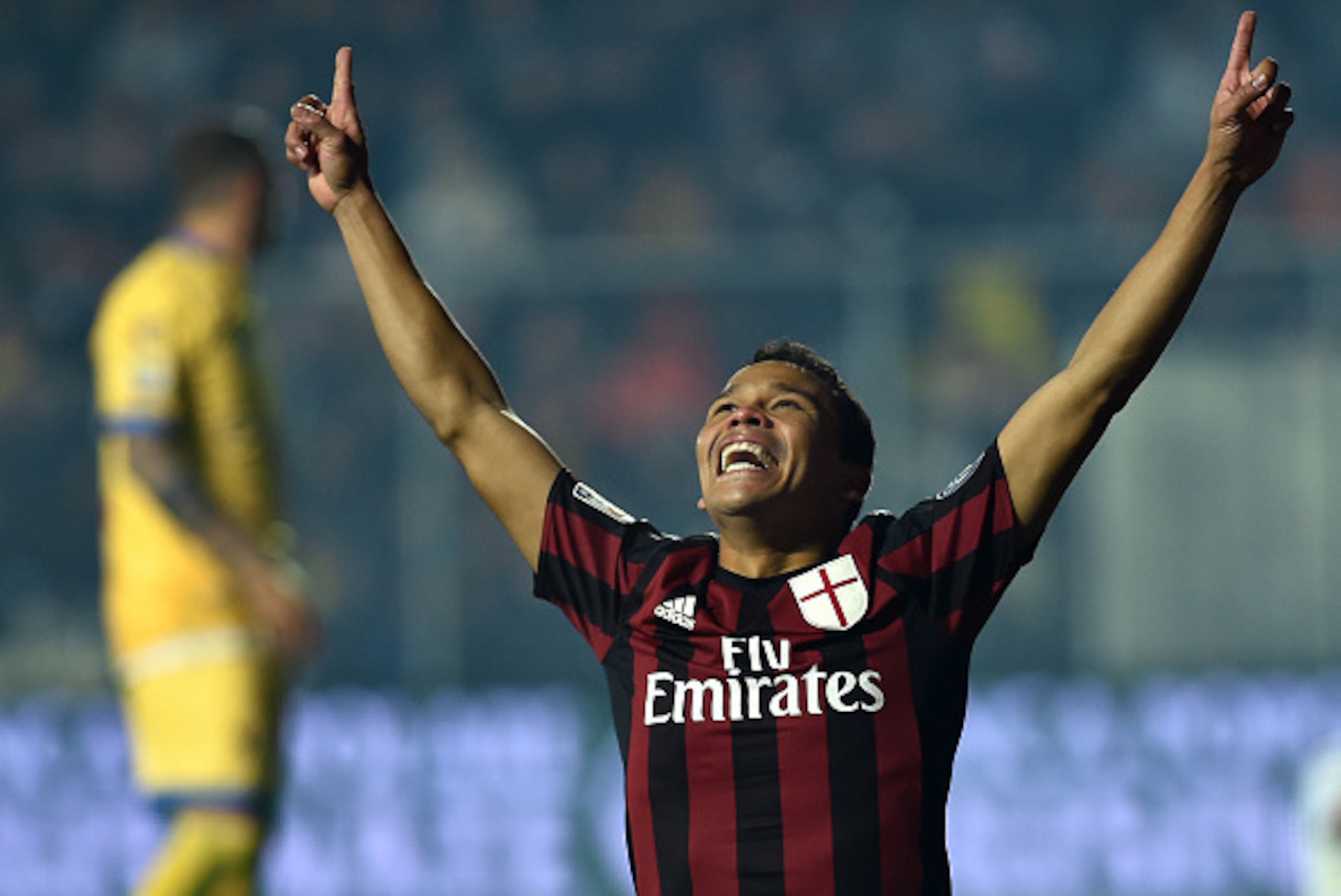 AC Milan's forward from Colombia Carlos Bacca (R) celebrates after scoring during the Italian Serie A football match Frosinone vs Ac Milan on December 20, 2015 at Matusa stadium in Frosinone. AFP PHOTO / ALBERTO PIZZOLI / AFP / ALBERTO PIZZOLI        (Pho