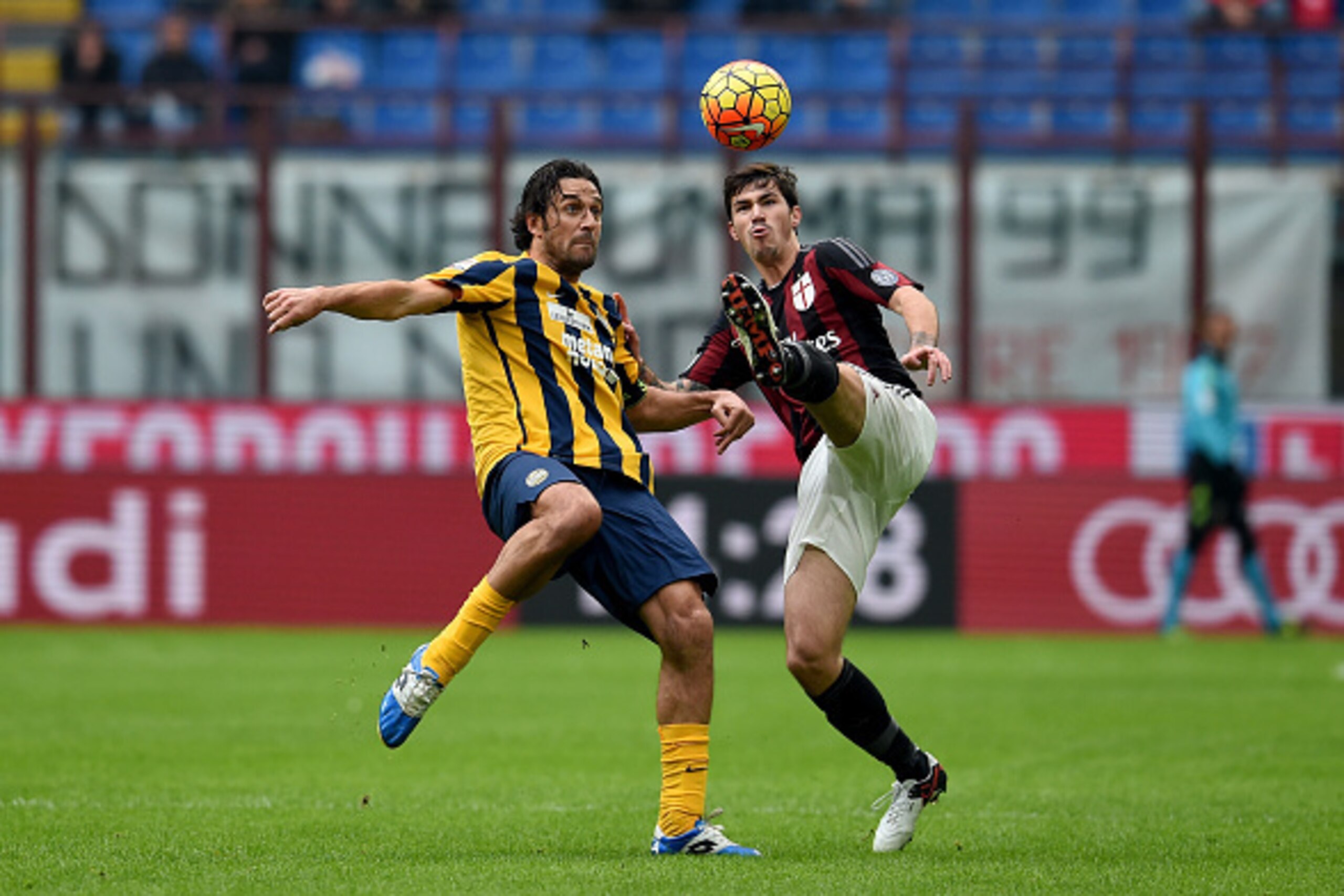 MILAN, ITALY - DECEMBER 13:  Alessio Romagnoli of AC Milan (R) and Luca Toni of Hellas Verona FC compete for the ball during the Serie A match betweeen AC Milan and Hellas Verona FC at Stadio Giuseppe Meazza on December 13, 2015 in Milan, Italy.  (Photo b