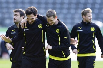 Dortmund's defender Mats Hummels and Dortmund's midfielder Sven Bender share a joke during a training session at the Olympic Stadium in Berlin on May 16, 2014 on the eve of the DFB German Cup final football match BVB Borussia Dortmund vs Bayern Munich.  A