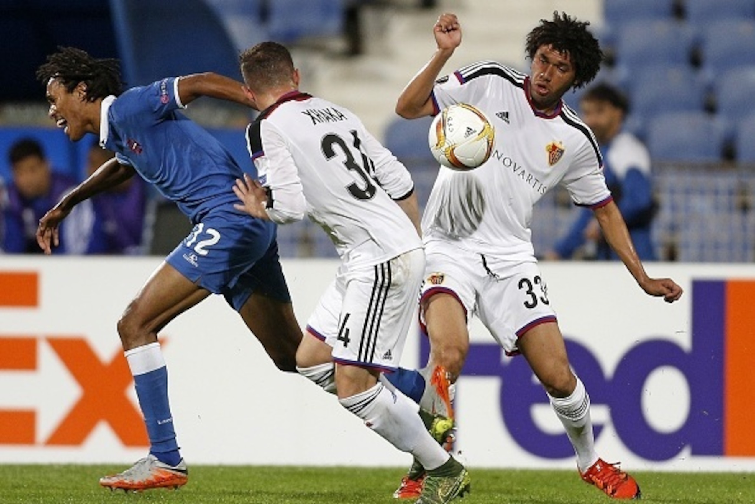 Basel's Egyptian midfielder Mohamed Elneny (R) vies with Belenenses' forward Kuca (L) during the UEFA Europa League group I football match CF Os Belenenses vs FC Basel at the Restelo stadium in Lisbon on November 5, 2015.   AFP PHOTO/ JOSE MANUEL RIBEIRO 