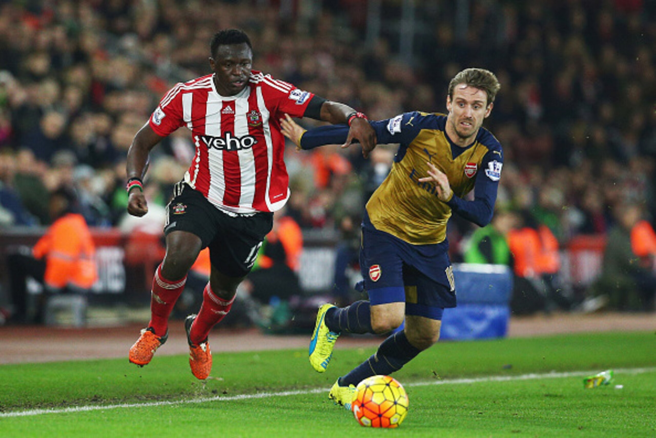 SOUTHAMPTON, ENGLAND - DECEMBER 26:  Victor Wanyama of Southampton battles with Nacho Monreal of Arsenal during the Barclays Premier League match between Southampton and Arsenal at St Mary's Stadium on December 26, 2015 in Southampton, England.  (Photo by