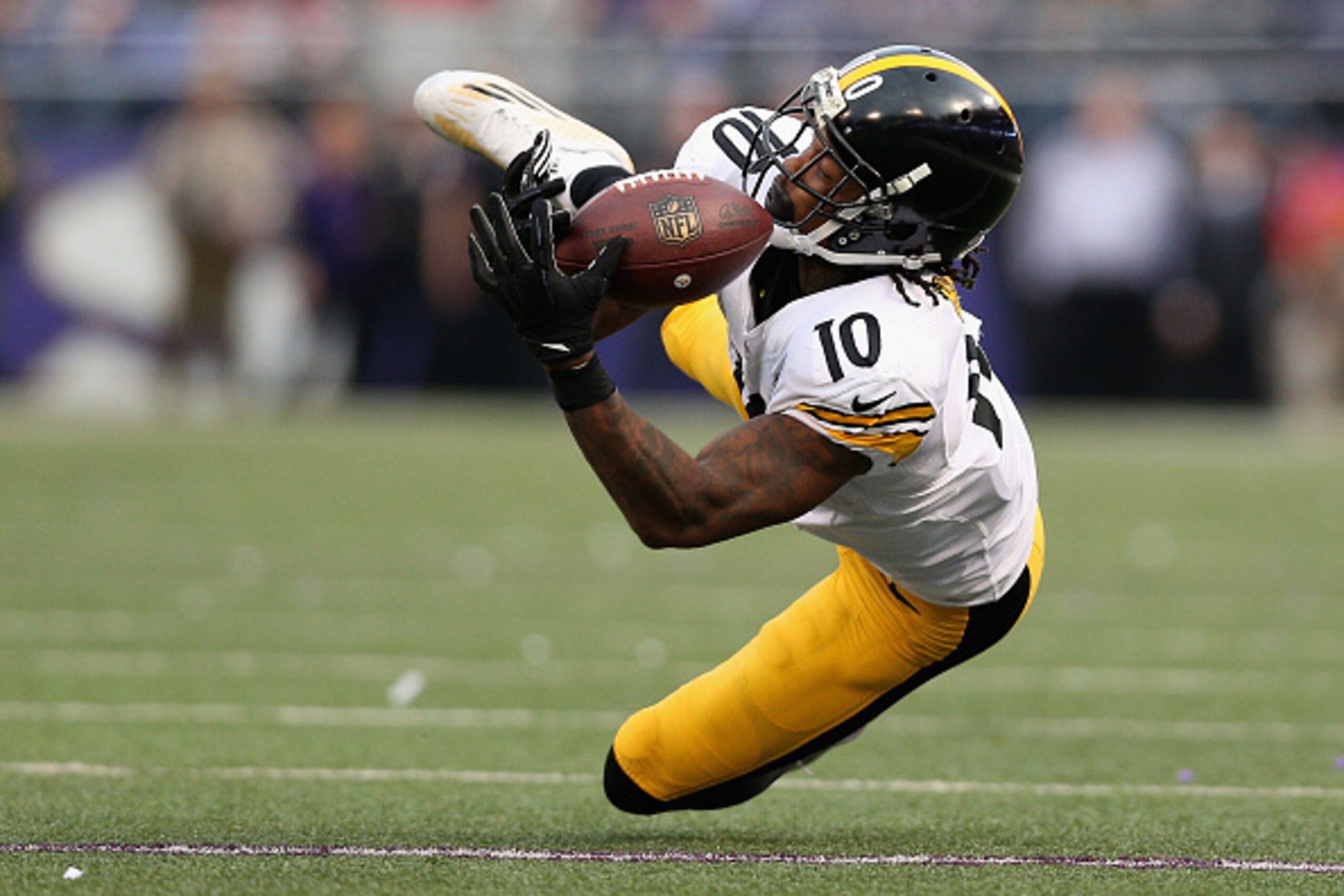 BALTIMORE, MD - DECEMBER 27:  Martavis Bryant #10 of the Pittsburgh Steelers misses a pass from  Ben Roethlisberger #7 during the fourth quarter against the Baltimore Ravens at M&T Bank Stadium on December 27, 2015 in Baltimore, Maryland.  (Photo by Patri
