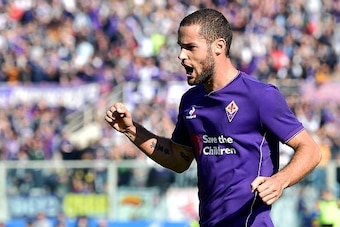 Fiorentina's midfielder from Spain Mario Suarez celebrates after scoring during the Italian Serie A football match Fiorentina vs Frosinone at the Franchi stadium in Florence on November 1, 2015.    AFP PHOTO / VINCENZO PINTO        (Photo credit should re