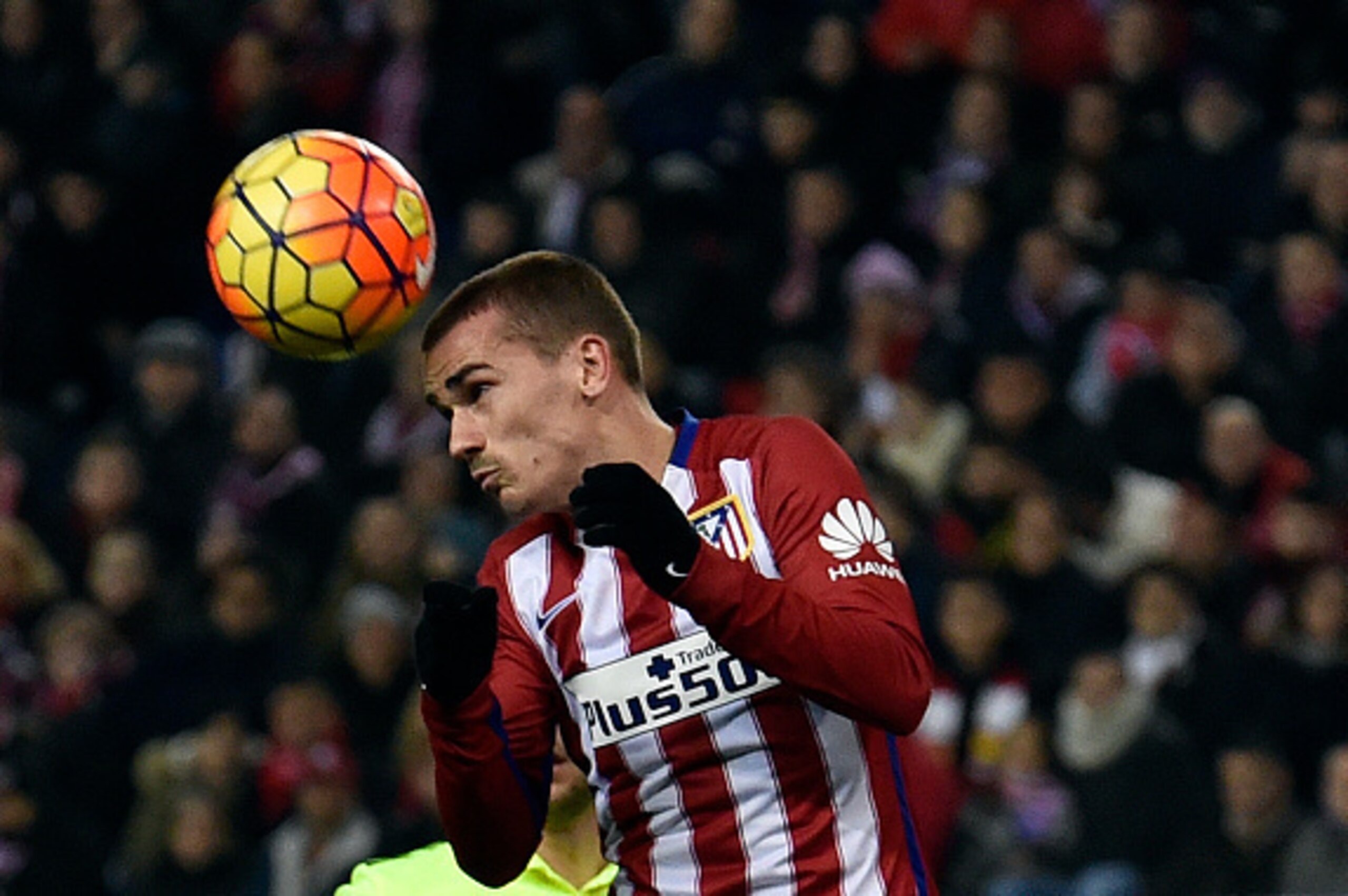 Atletico Madrid's French forward Antoine Griezmann heads the ball during the Spanish league football match Club Atletico de Madrid vs Levante UD at the Vicente Calderon stadium in Madrid on January 2, 2016.   AFP PHOTO/ GERARD JULIEN / AFP / GERARD JULIEN