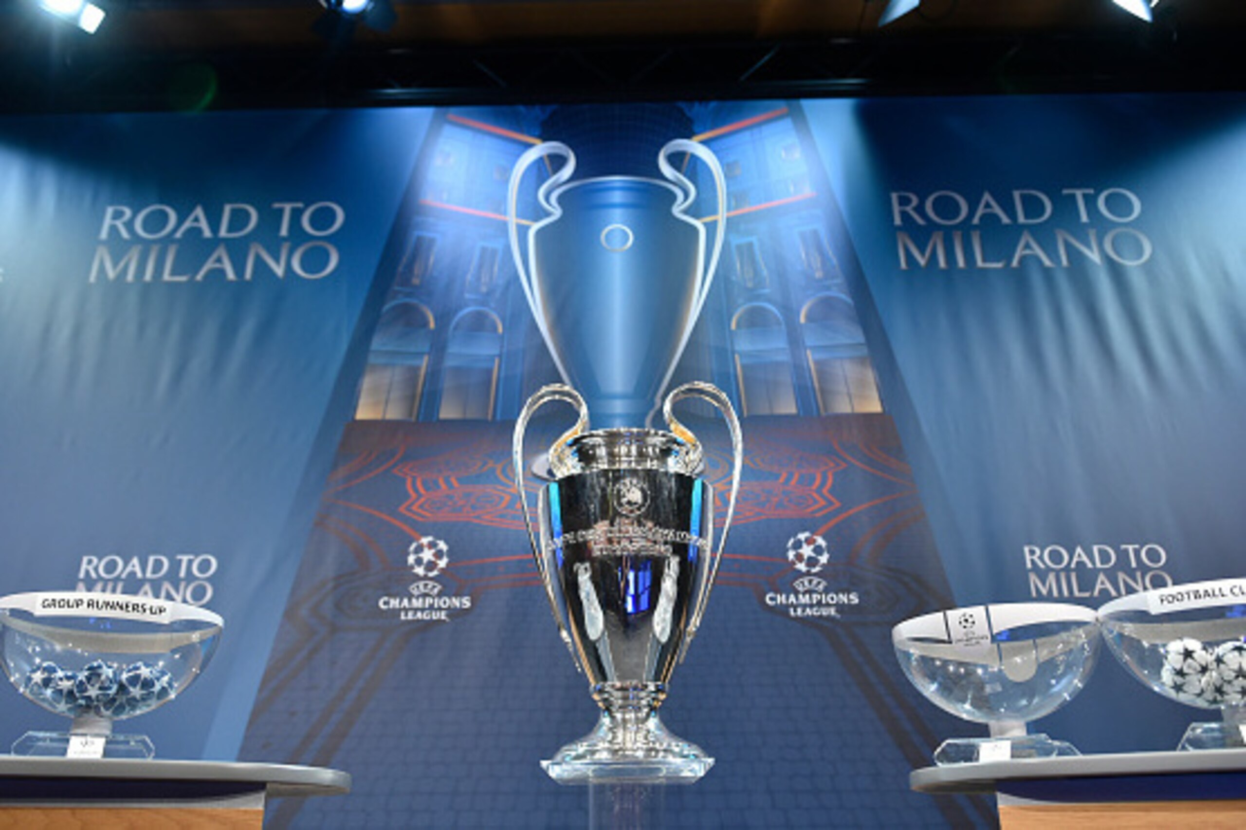 The UEFA Champions league trophy is displayed ahead of the draw for the UEFA Champions league round of sixteen, on December 14, 2015 at the European football organization's headquarters in Nyon.  AFP PHOTO / FABRICE COFFRINI / AFP / FABRICE COFFRINI      