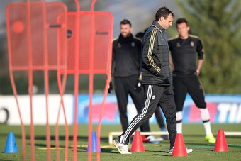 Juventus' coach Massimiliano Allegri takes part in a training session at the Juventus Training Center in Vinovo, near Turin, on November 24, 2015, on the eve of the UEFA Champions League football match Juventus vs Manchester City.  AFP PHOTO / MARCO BERTO