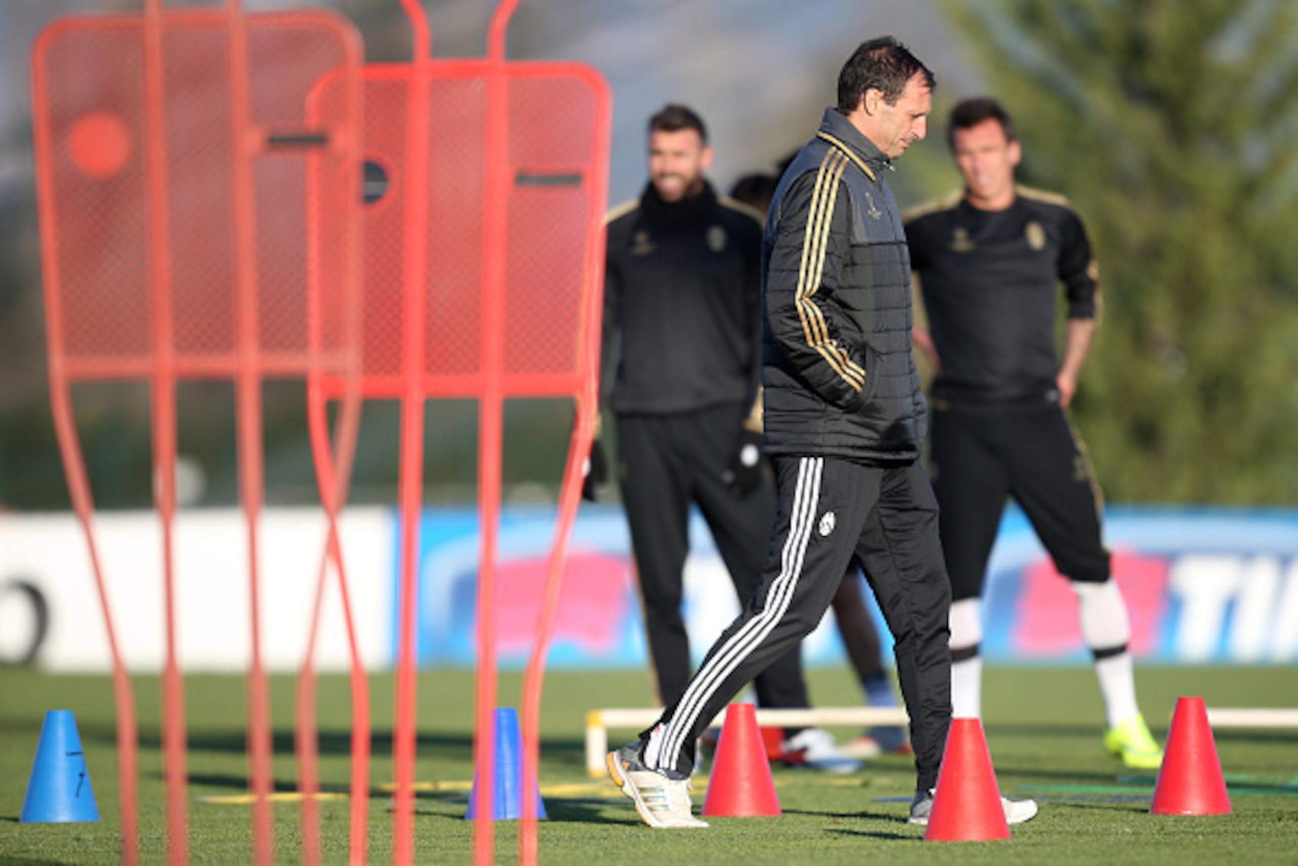 Juventus' coach Massimiliano Allegri takes part in a training session at the Juventus Training Center in Vinovo, near Turin, on November 24, 2015, on the eve of the UEFA Champions League football match Juventus vs Manchester City.  AFP PHOTO / MARCO BERTO
