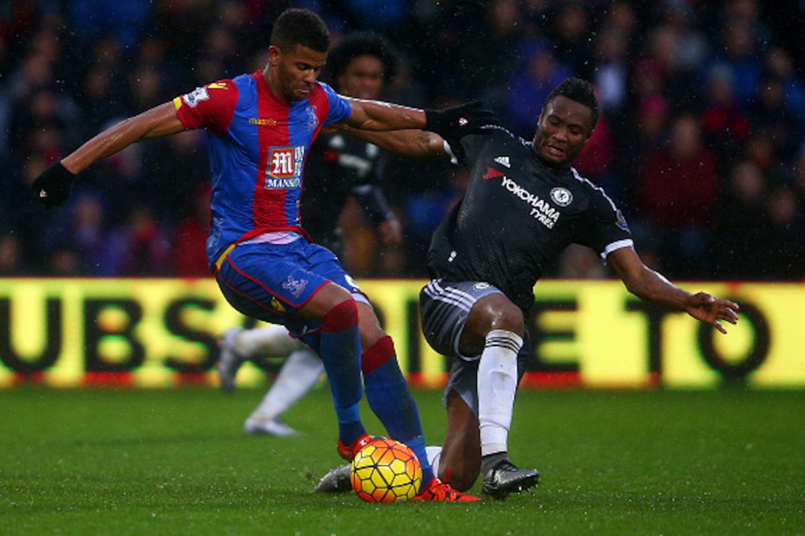 LONDON, ENGLAND - JANUARY 03:  Fraizer Campbell of Crystal Palace battles for the ball with John Obi Mikel of Chelsea during the Barclays Premier League match between Crystal Palace and Chelsea at Selhurst Park on January 3, 2016 in London, England.  (Pho