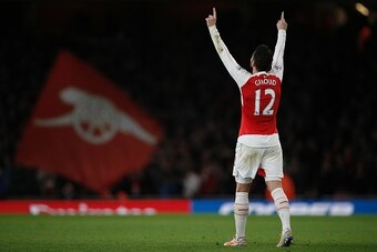 TOPSHOT - Arsenal's French striker Olivier Giroud celebrates scoring his team's second goal during the English Premier League football match between Arsenal and Manchester City at the Emirates Stadium in London on December 21, 2015. AFP PHOTO / ADRIAN DEN