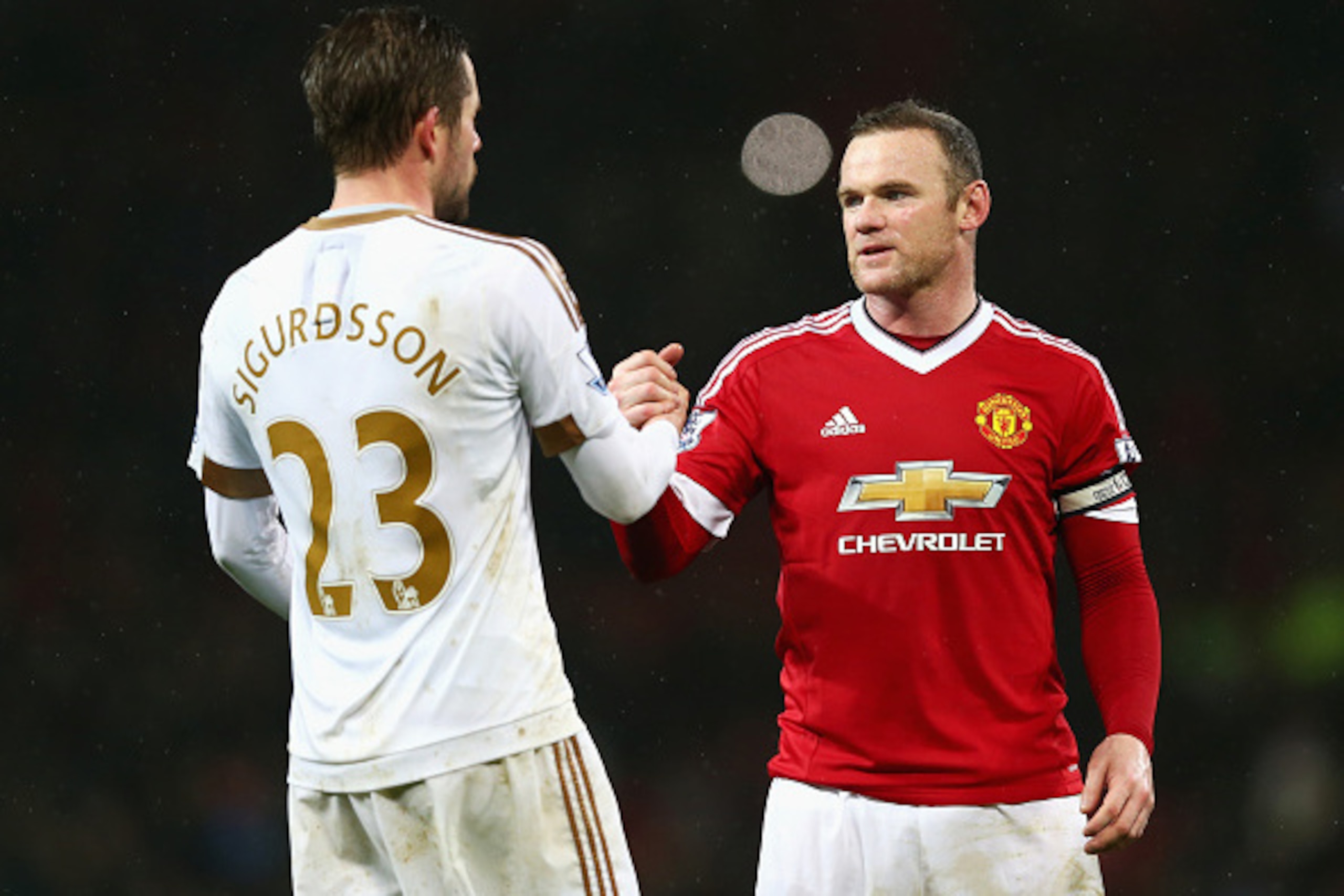 MANCHESTER, ENGLAND - JANUARY 02: Wayne Rooney of Manchester United and Gylfi Sigurdsson of Swansea City applaud each other after the Barclays Premier League match between Manchester United and Swansea City at Old Trafford on January 2, 2016 in Manchester