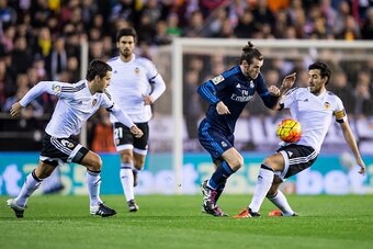 VALENCIA, SPAIN - JANUARY 03:  Gareth Bale of Real Madrid CF (C) being followed by Lucas Orban of Valencia CF (L) and Daniel Parejo of Valencia CF (R) during the Valencia CF vs Real Madrid CF as part of the Liga BBVA 2015-2016  at Estadi de Mestalla on Ja