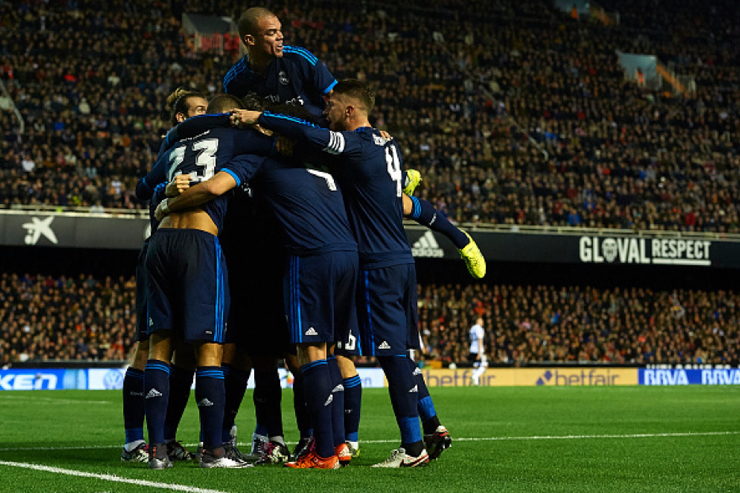 VALENCIA, SPAIN - JANUARY 03:  Karim Benzema of Real Madrid celebrates scoring his team's first goal with his teammates during the La Liga match between Valencia CF and Real Madrid CF at Estadi de Mestalla on January 03, 2016 in Valencia, Spain.  (Photo b