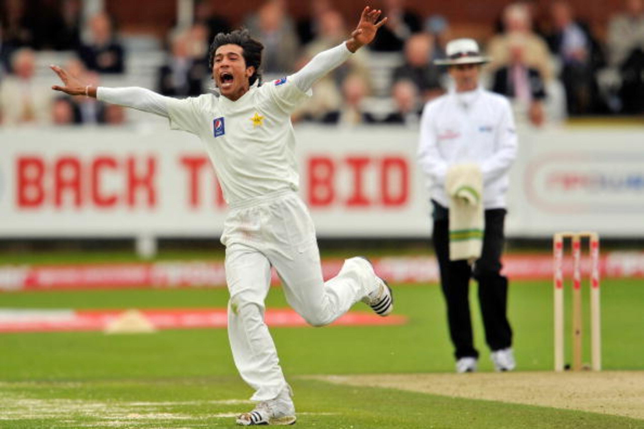 Pakistan's Mohammad Amir (L), celebrates the wicket of England's Matthew Prior (not pictured), on the second day of their fourth NPower Test cricket against England, at Lord's Cricket Ground in London, on August 27, 2010. AFP PHOTO/GLYN KIRK (Photo credit